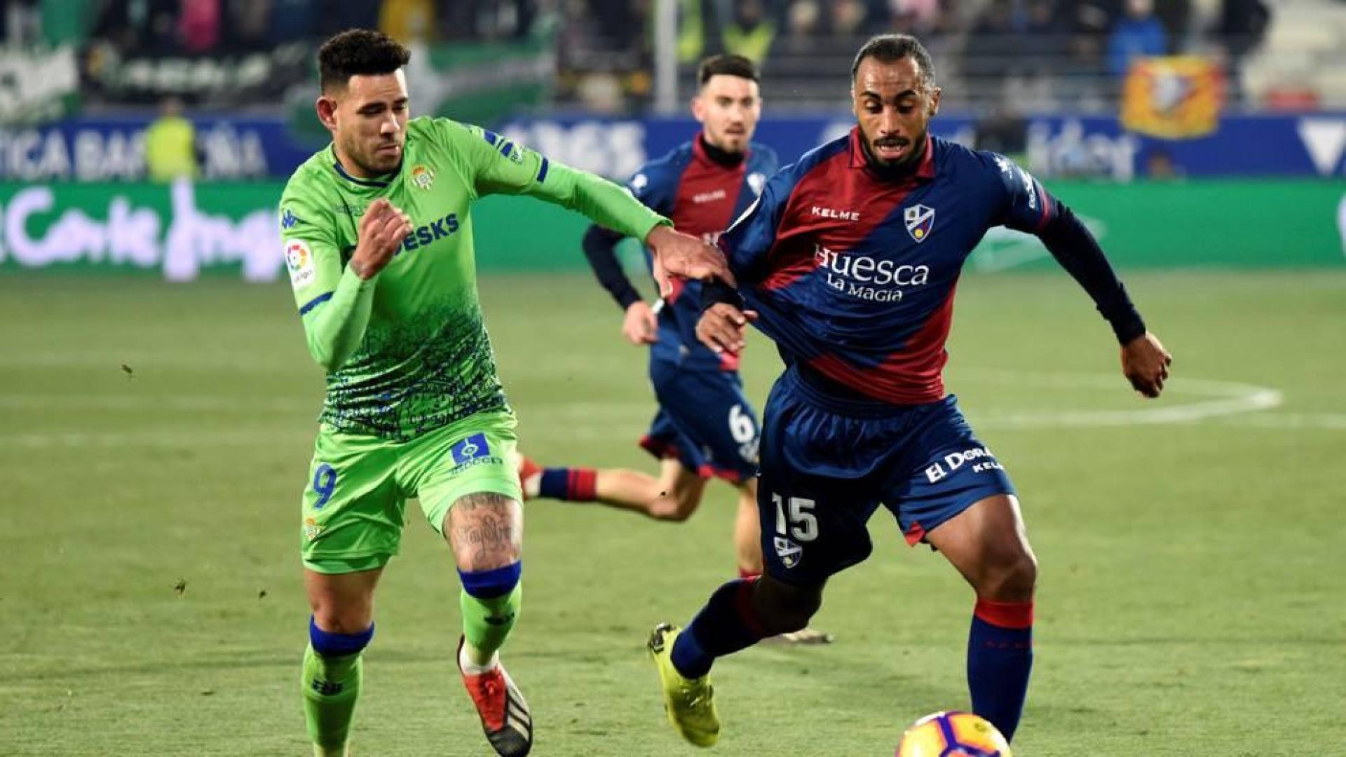 El Huesca remonta para ganar su primer partido en casa en Primera