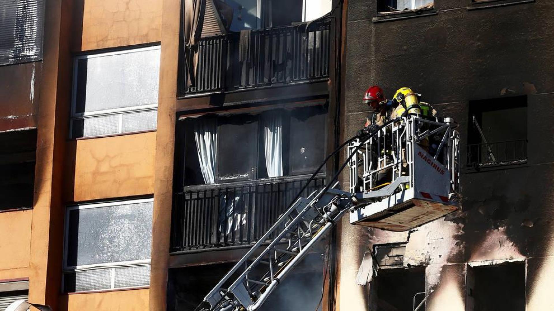 Tres muertos en el incendio de un edificio de viviendas en Badalona