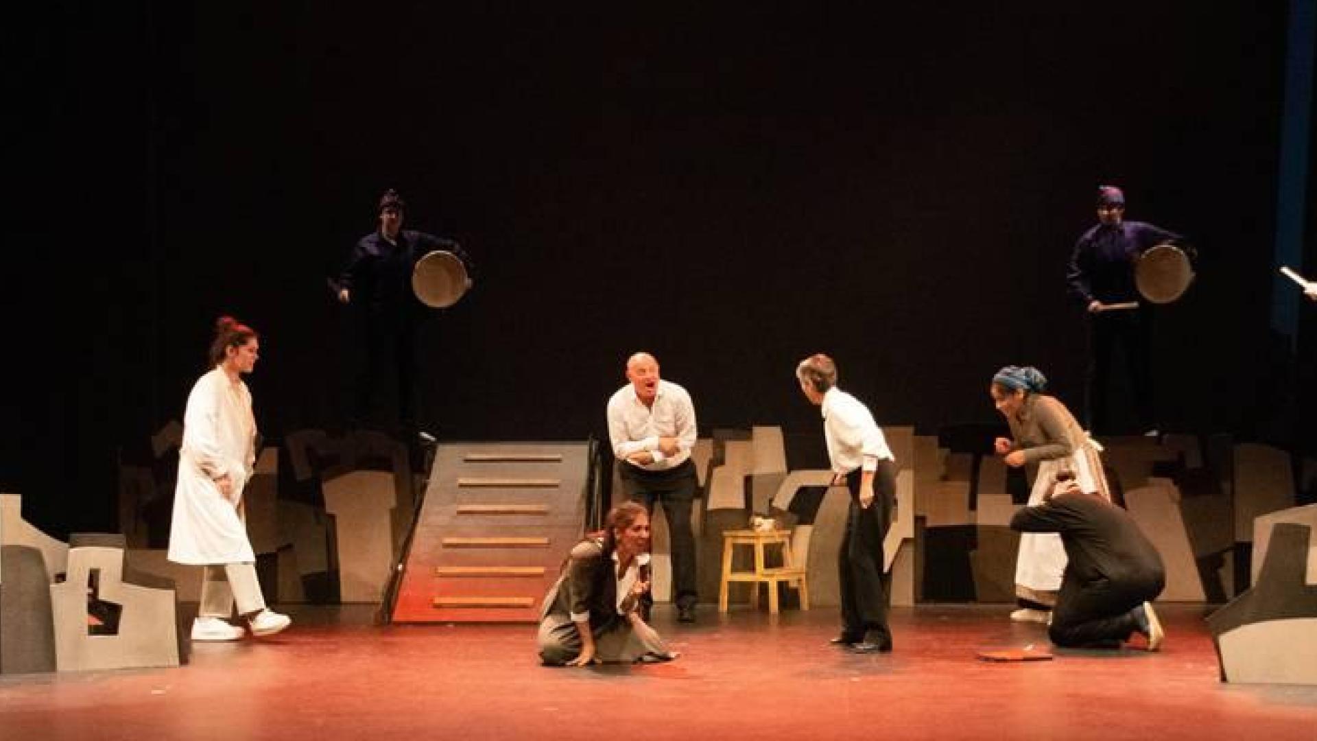 Doke Antzerki Taldea pone en escena 'Hamaika amaren seme (alaba)' en Iturrama