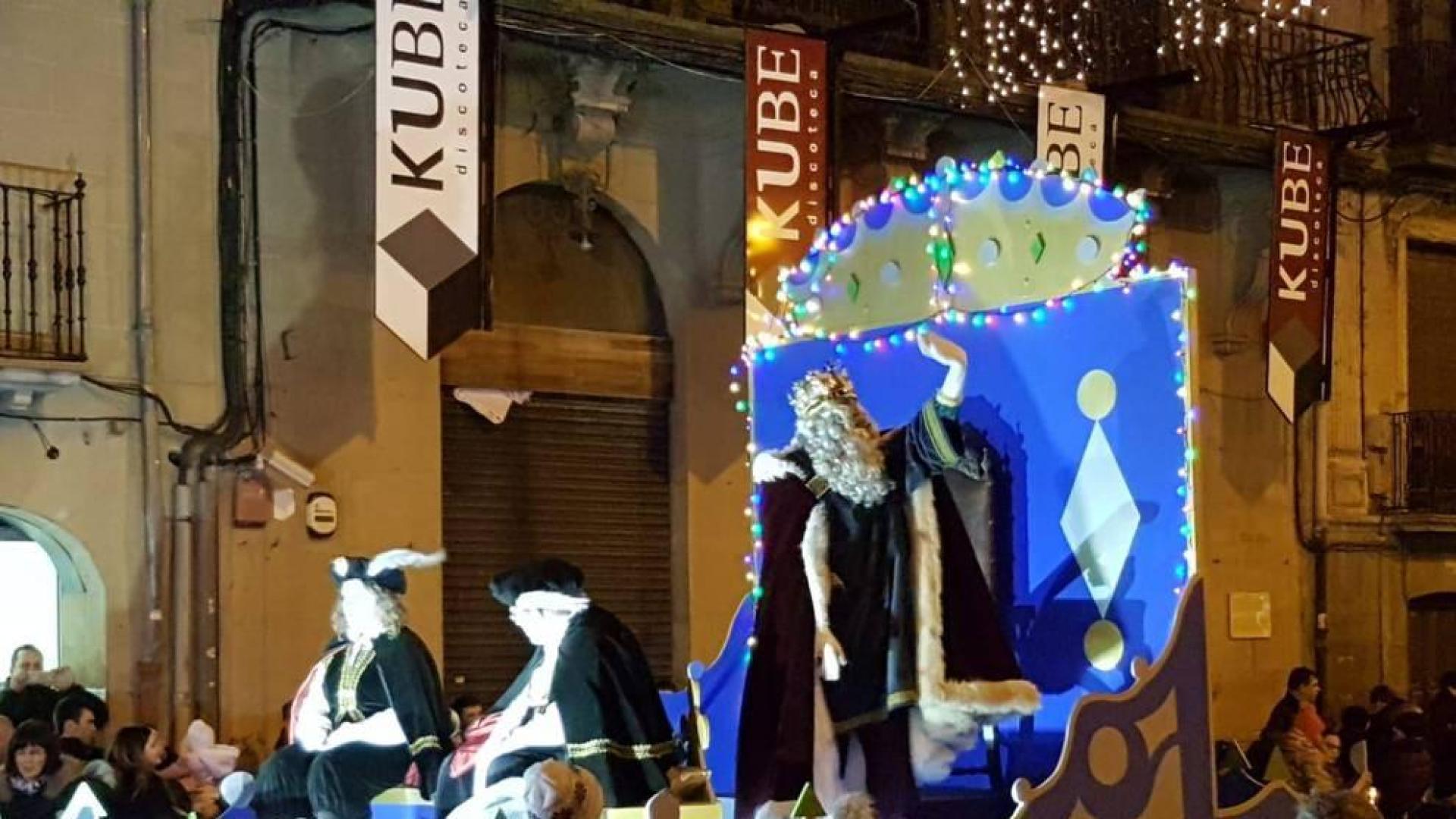 Sus Majestades llenaron de ilusión a los niños en las calles de Tafalla.