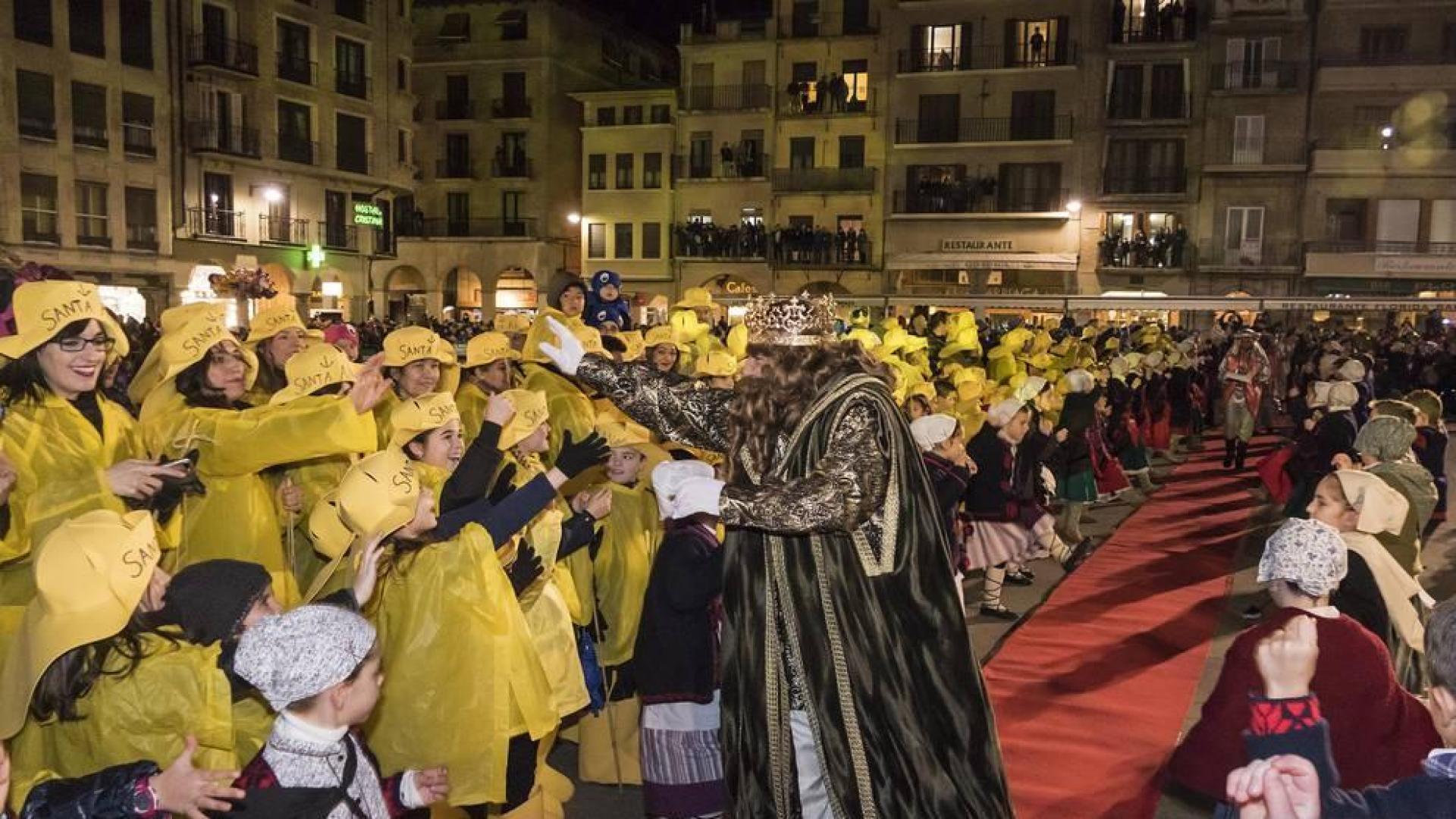 La cabalgata de los Reyes Magos en Estella, un deseo real para “soñar y ser felices”