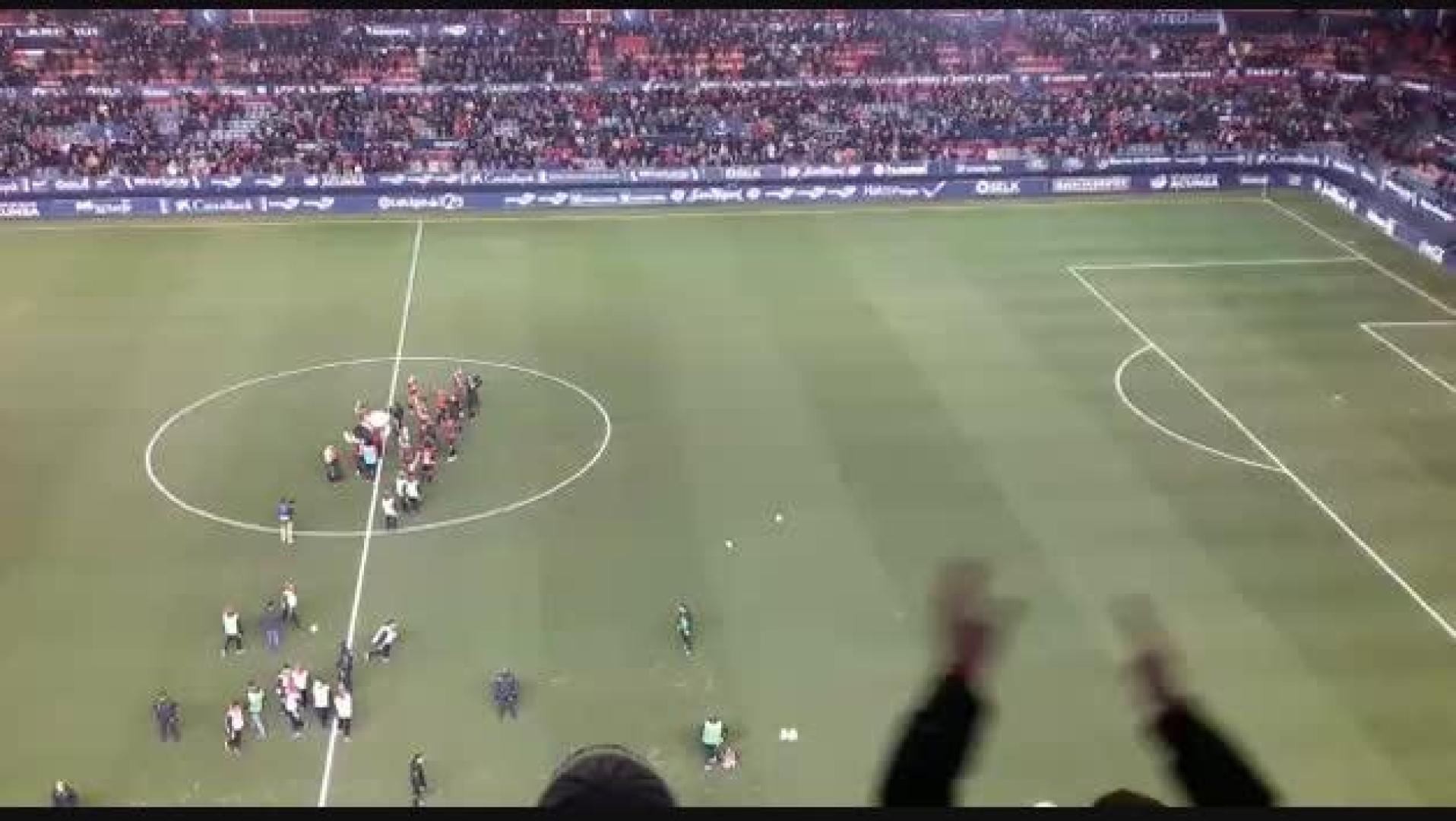 Osasuna se lleva una merecida ovación de El Sadar al final del partido