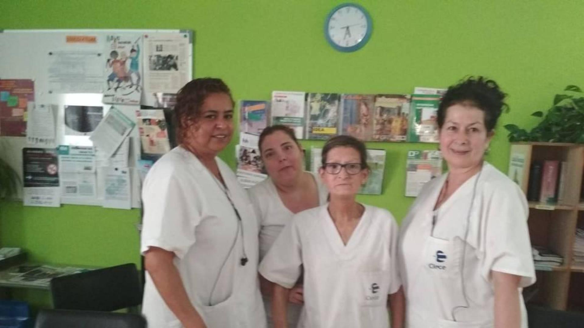 Manuel Sánchez Gámez, en el centro, con sus compañeras de trabajo.