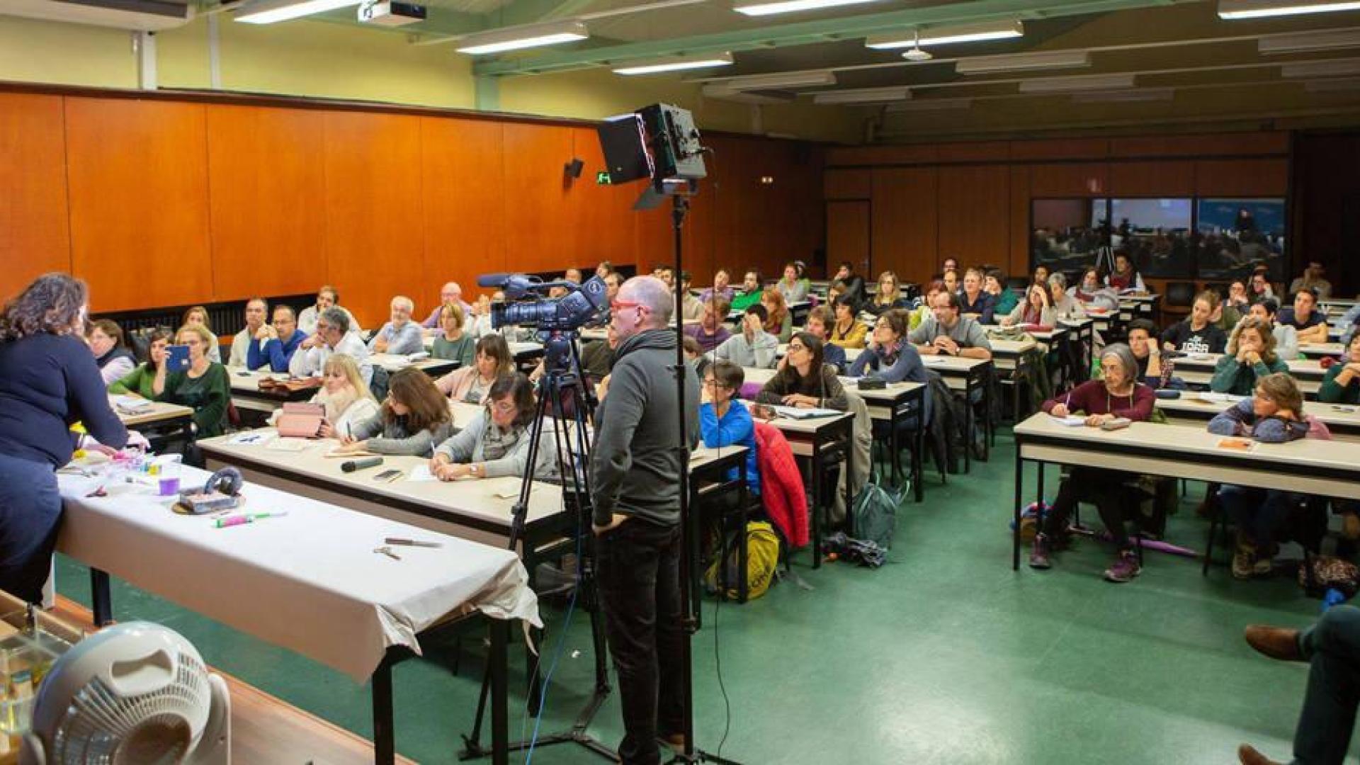 Imagen del aula del edificio de El Sario de la UPNA donde se presentó 'La Gran Guía del Cacharrismo Científico'.