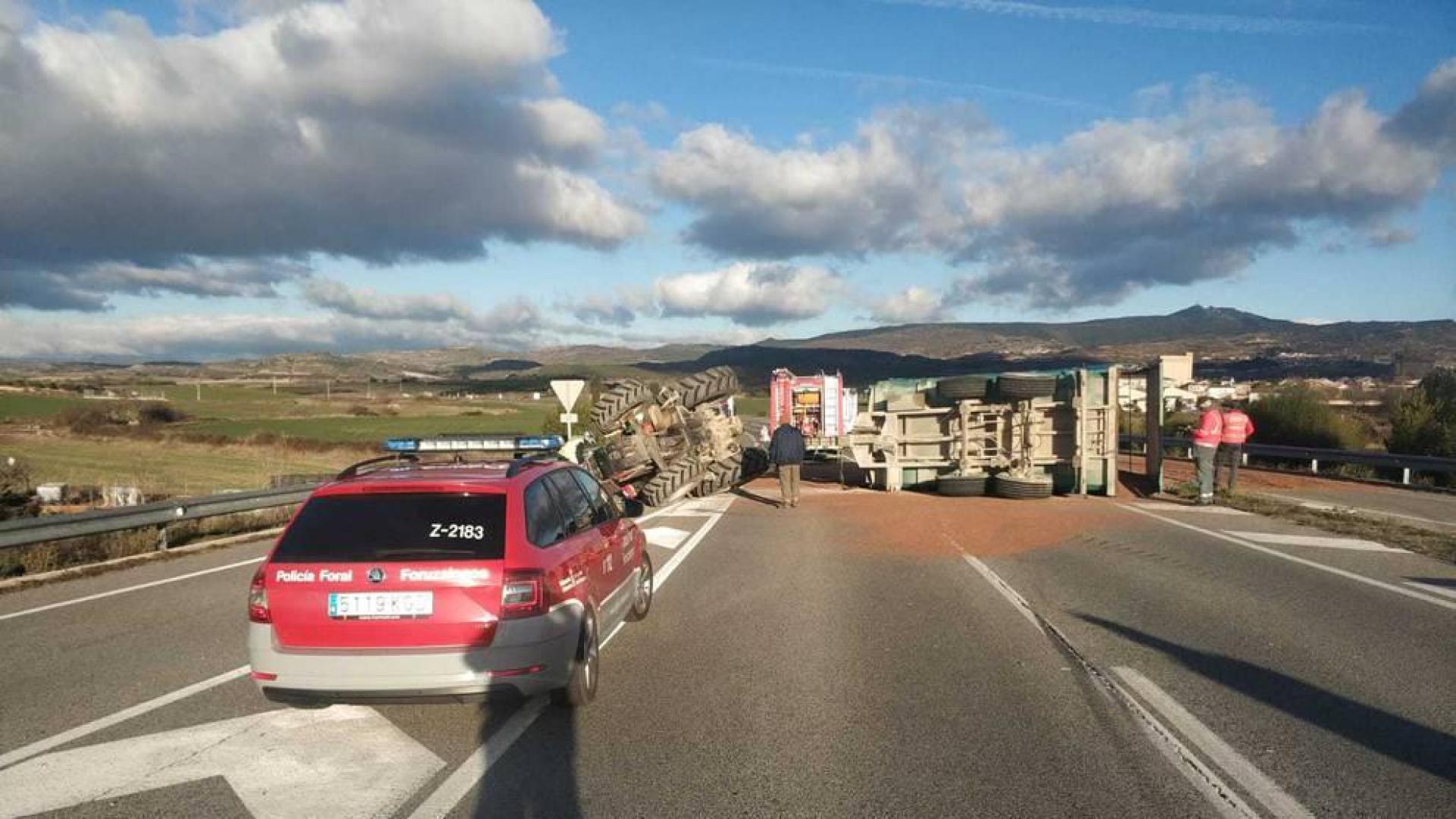 Vuelca un tractor en la NA-122 sin causar heridos en Cárcar