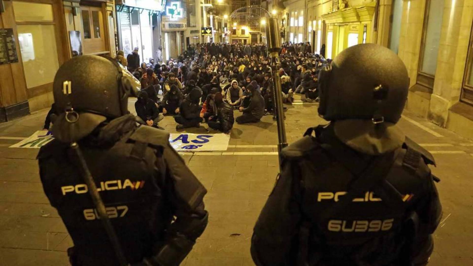Efectivos de la Policía Nacional disuelven una concentración que han llevado a cabo un centenar de jóvenes junto al Parlamento de Navarra donde han acudido para protestar por la intervención de la Policía Foral esta madrugada en el palacio del Marqués de Rozalejo. Por la tarde, la concentración se ha trasladado a las calles del Casco Viejo pamplonés.