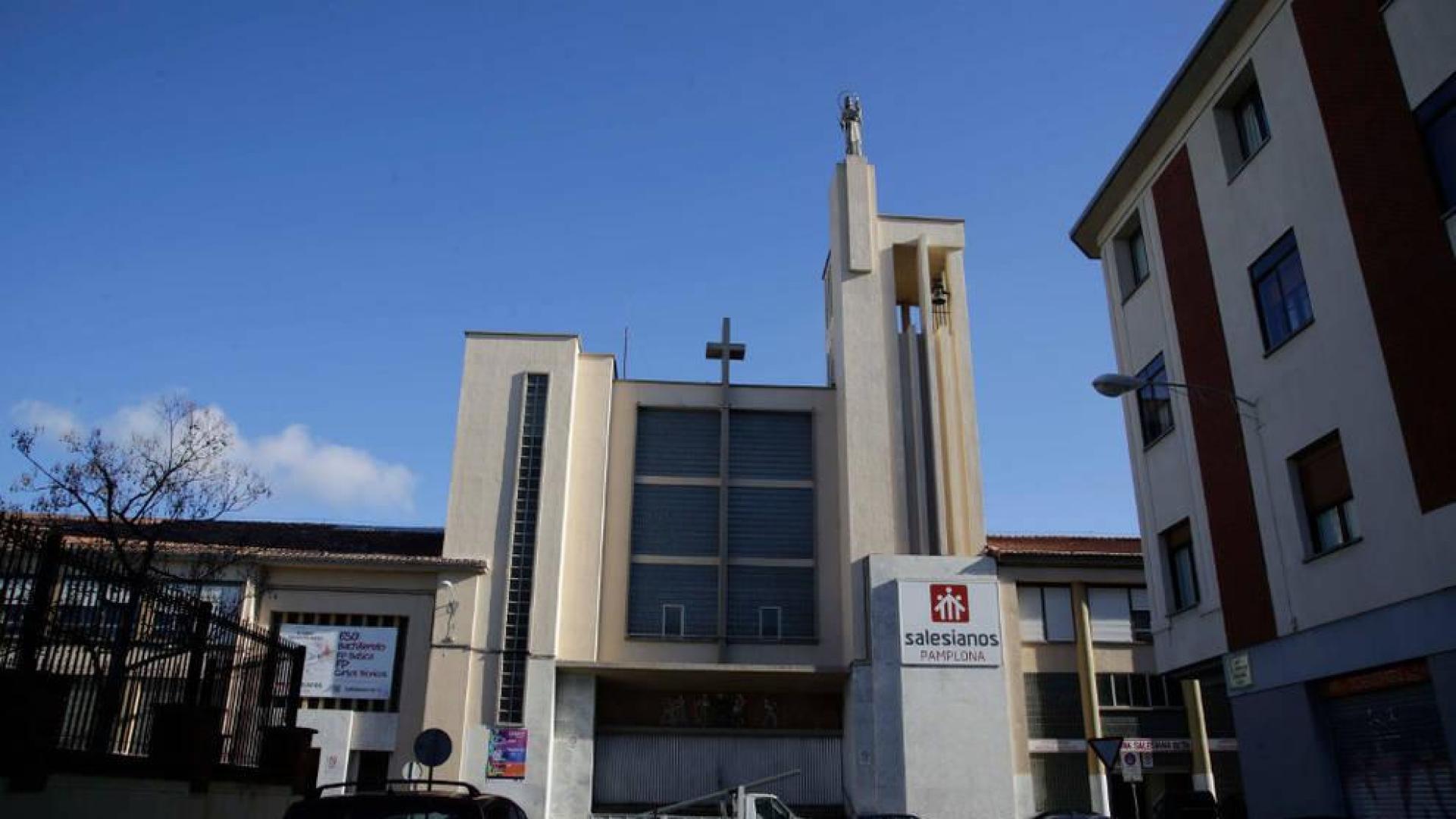 El colegio Salesianos, con la iglesia en primer plano, visto desde la calle Teobaldos.