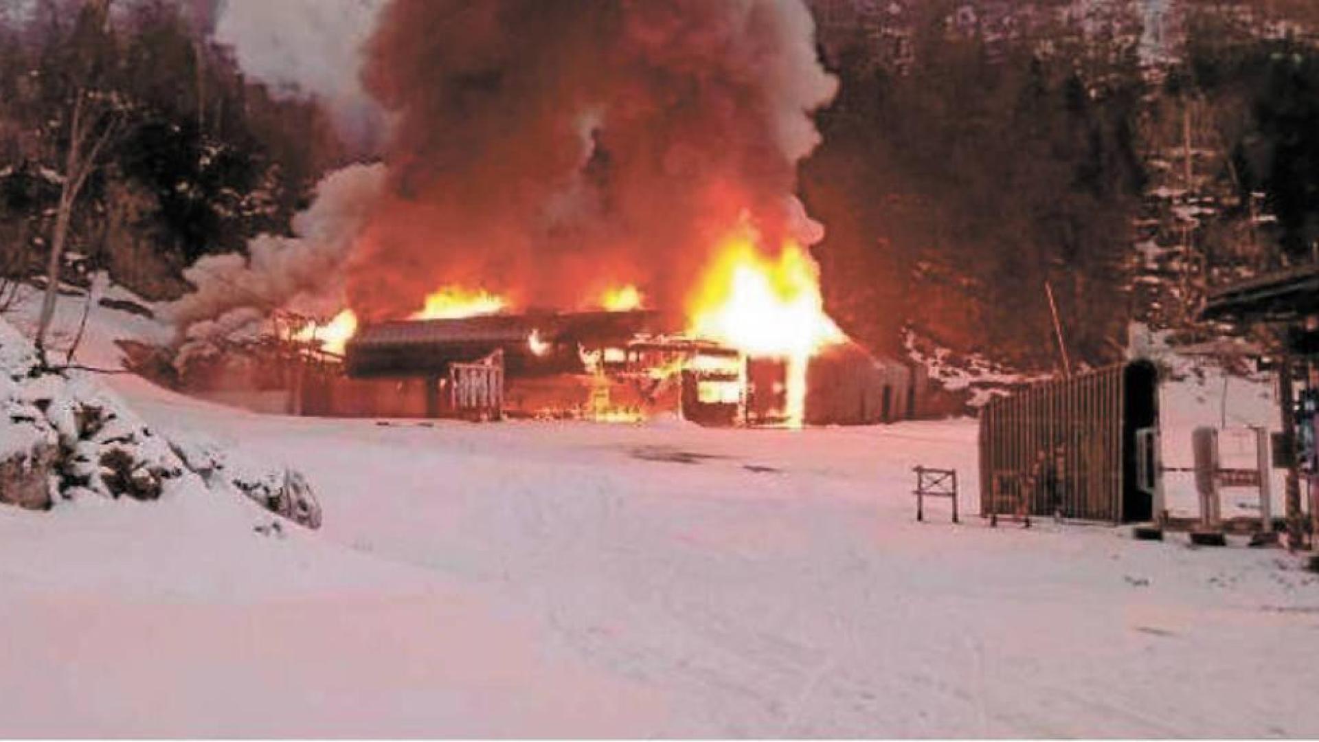 El fuego afectó al telesilla 'Family'.