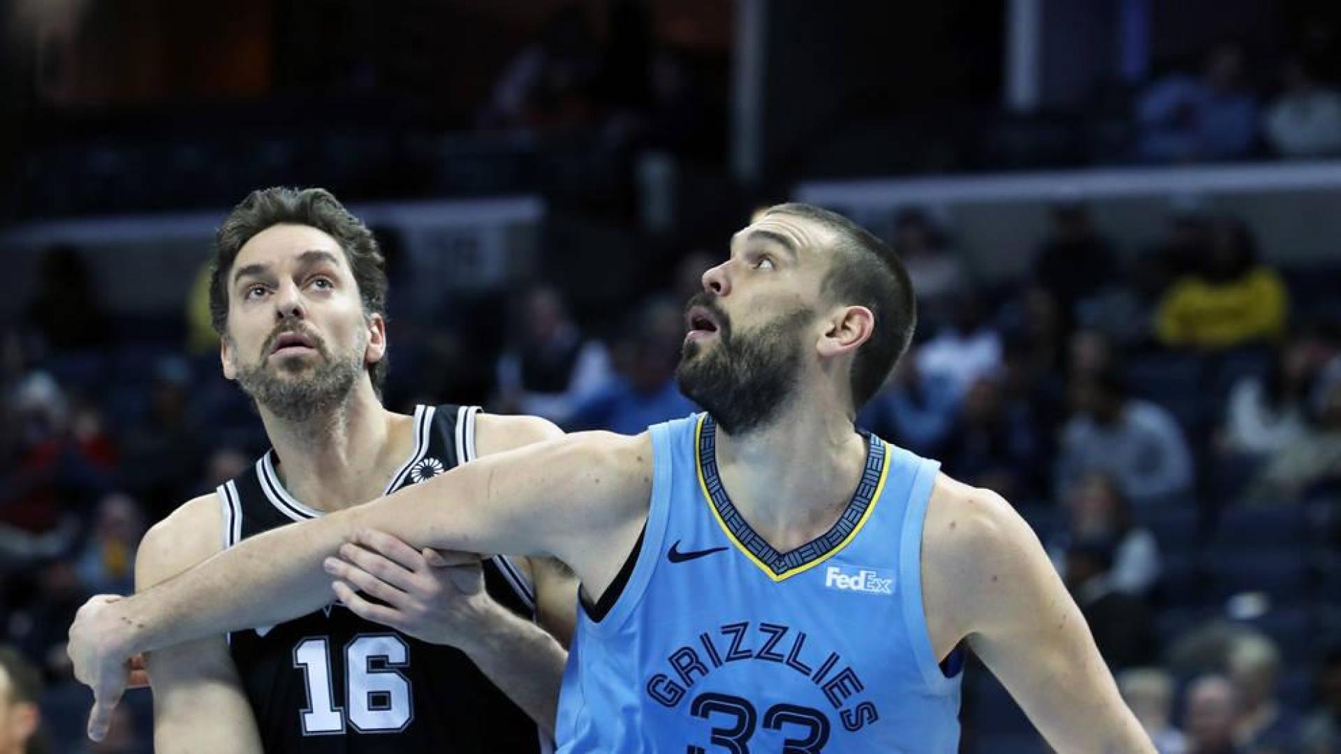 Marc Gasol (d) de los Grizzlies en acción ante Pau Gasol (i) de los Spurs.