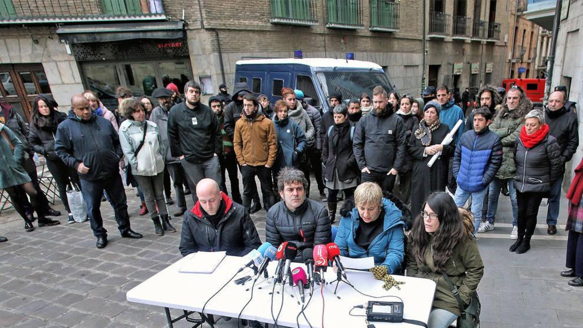 Amaiur Feliu y Carmen Rodrigo han leído un comunicado en nombre de los comerciantes y hosteleros de Navarrería.