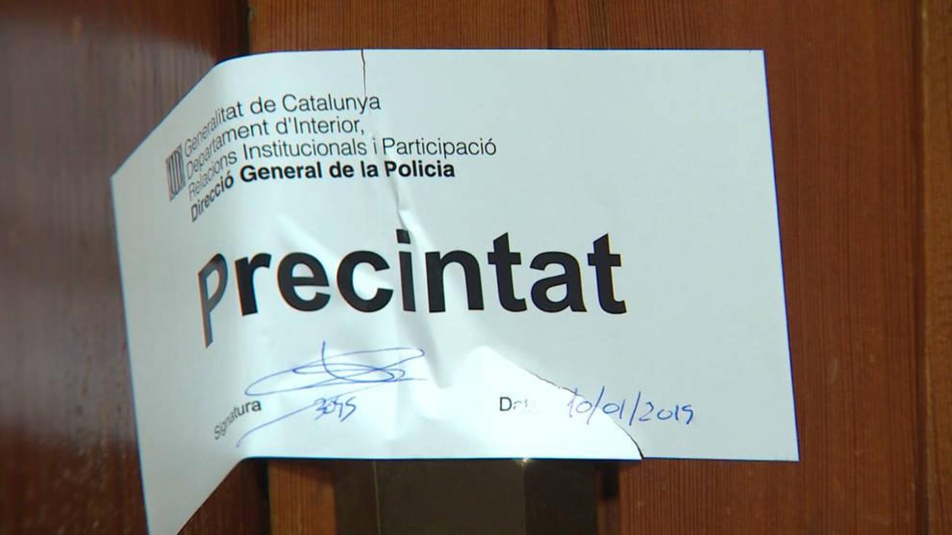 Piso precintado donde apareció la mujer muerta en Banyoles.