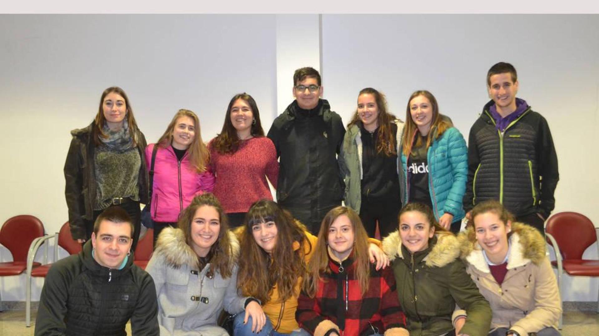 La nueva junta directiva de la asociación juvenil La Carrera posa tras la elección.