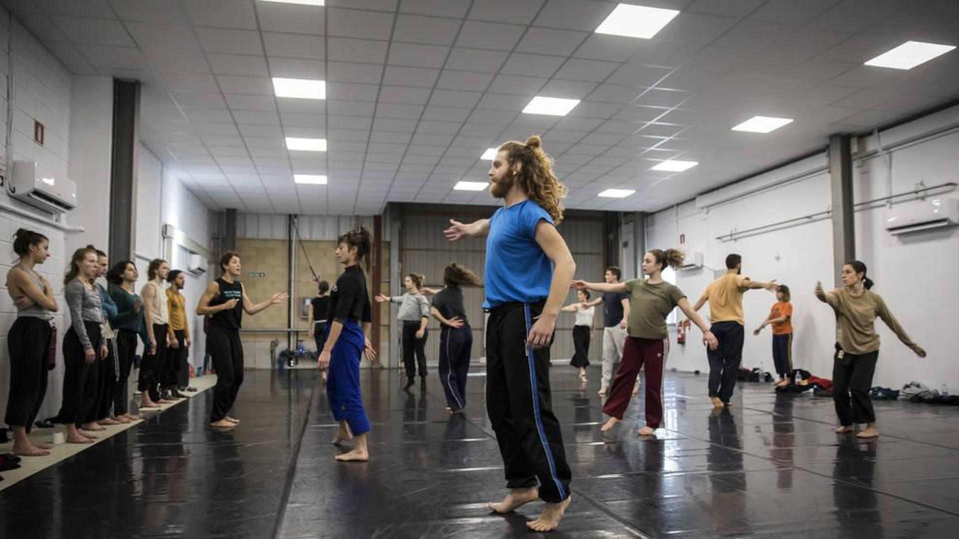Los alumnos del curso de formación, este viernes, en una jornada de trabajo con la intérprete y coreógrafa Laura Aris (a la izquierda, en la imagen, entre los dos grupos de bailarines).