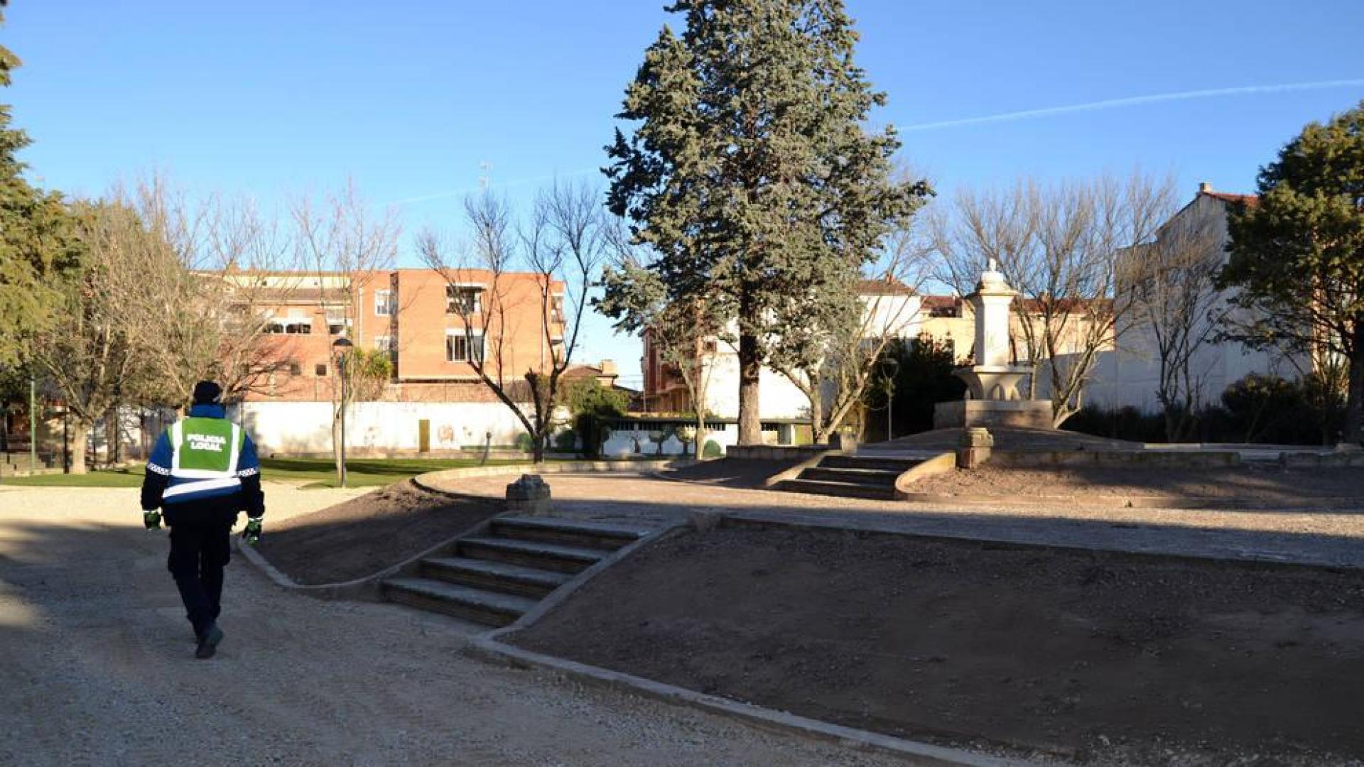 Glorieta del parque con  busto de Magdalena Aulina, fundadora de las Operarias Parroquiales.