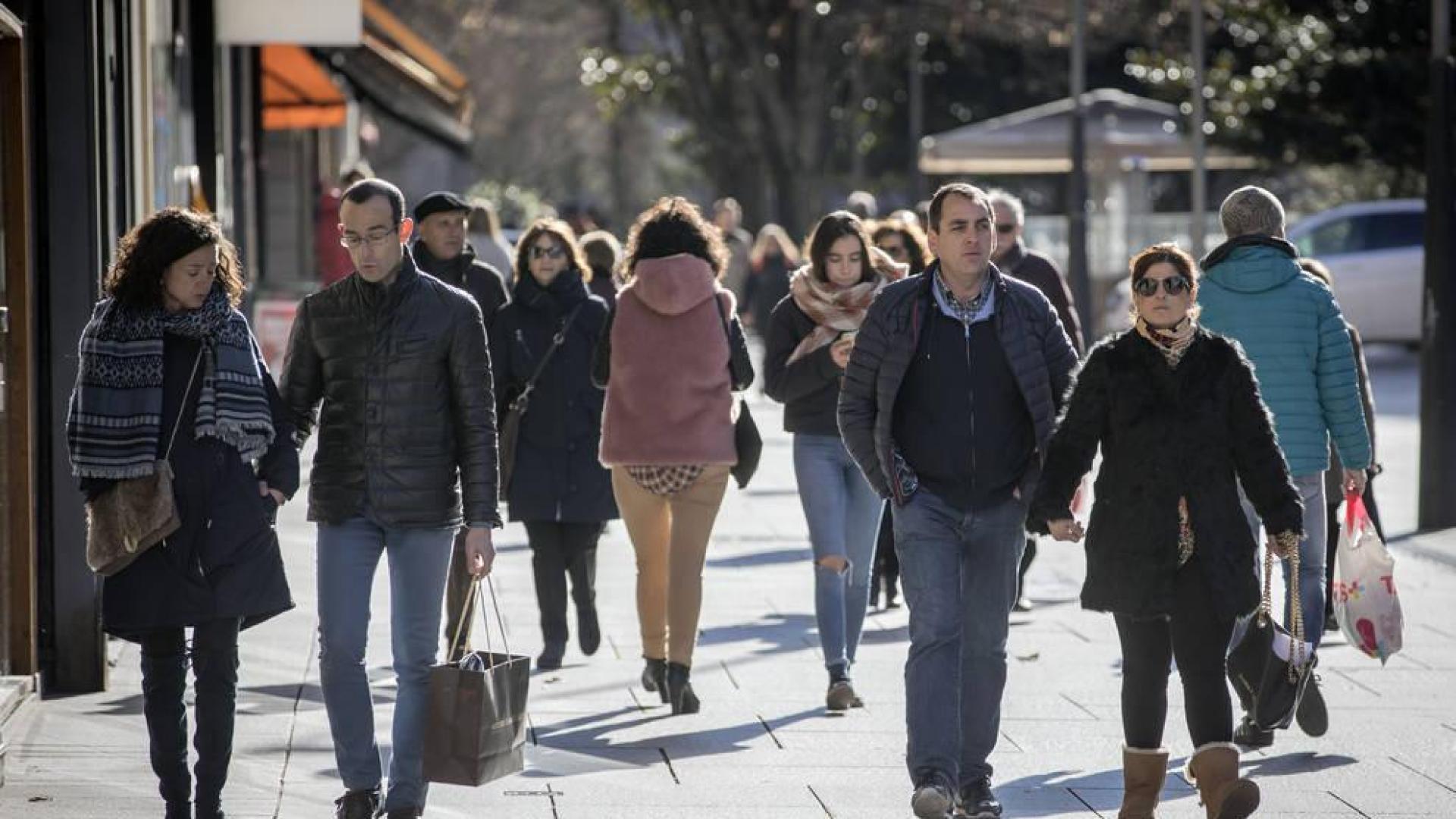 Varias personas transitan por una calle del Ensanche, ayer, durante una jornada de compras.