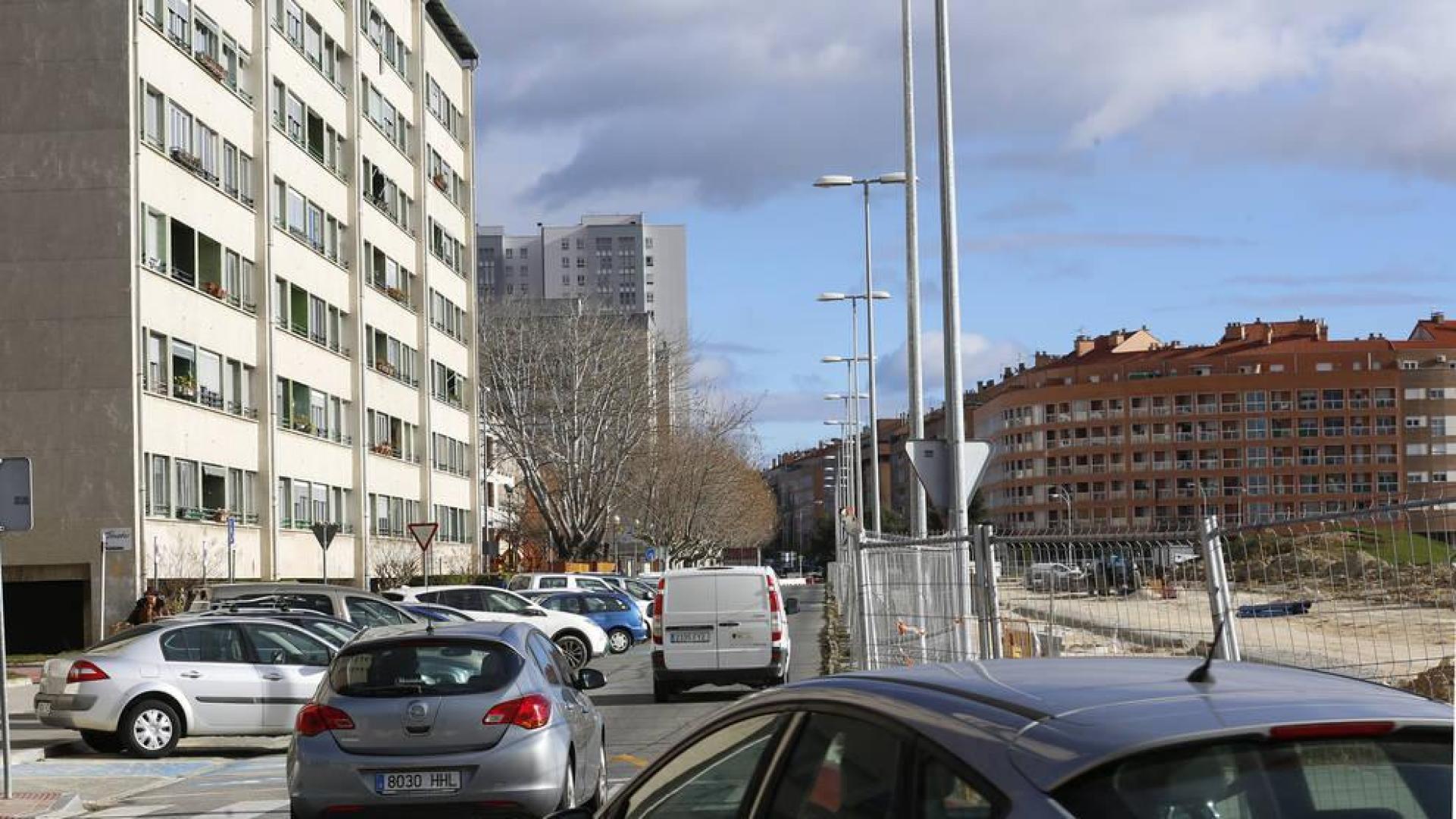 La avenida de Pamplona de Barañáin, reducida a un único sentido y con aparcamientos solo en un lado.