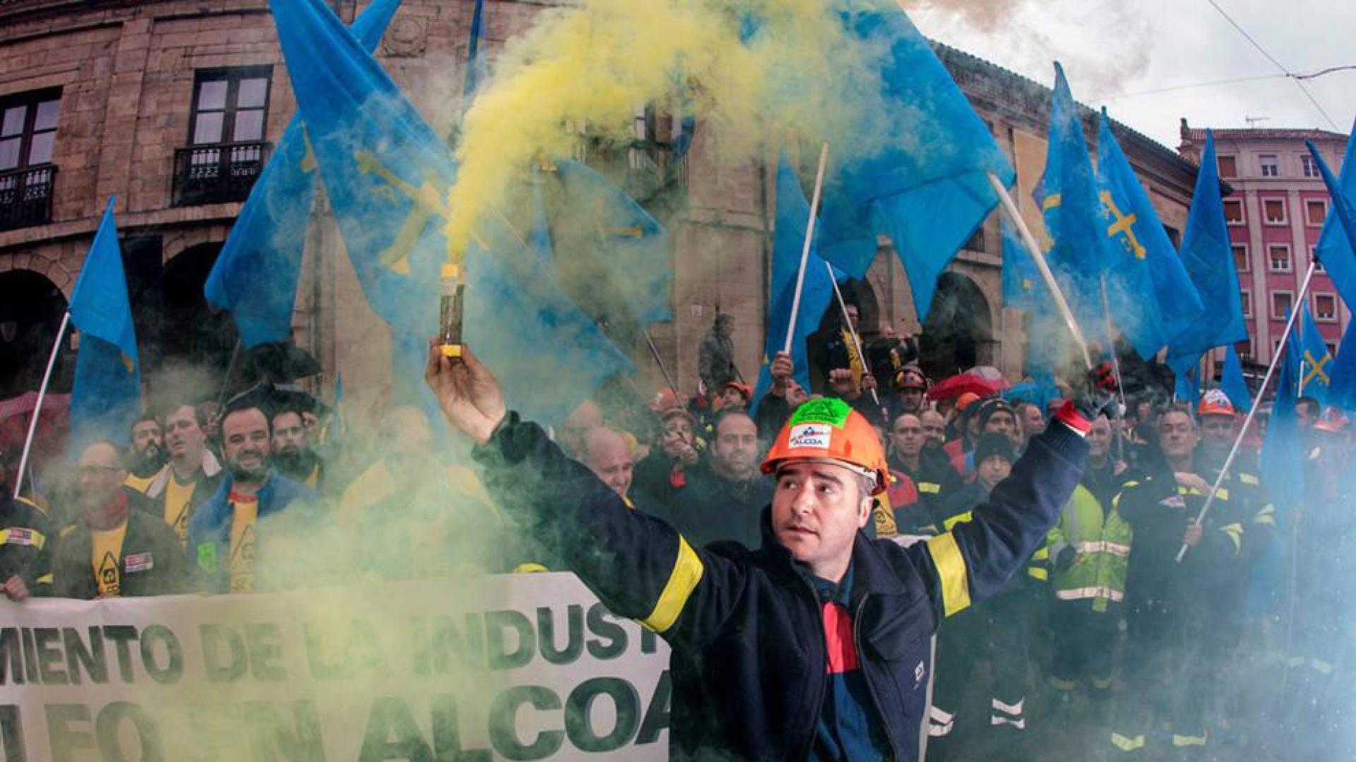 Más de 2.000 personas piden en Avilés sanciones para Alcoa y su intervención