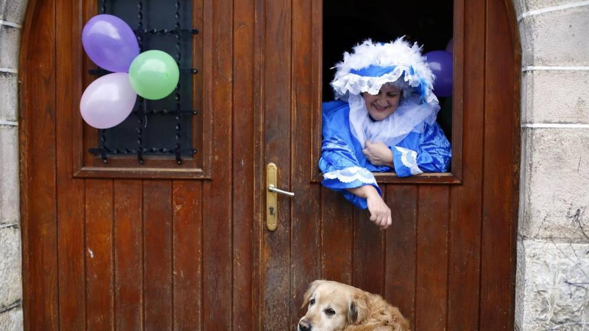 En los años 60 y 70 la mayoría de los jóvenes de Eratsun emigraba al norte de Francia para trabajar en el monte. Volvían por Navidad y regresaban con el sabor del carnaval. Todos están ya en casa.