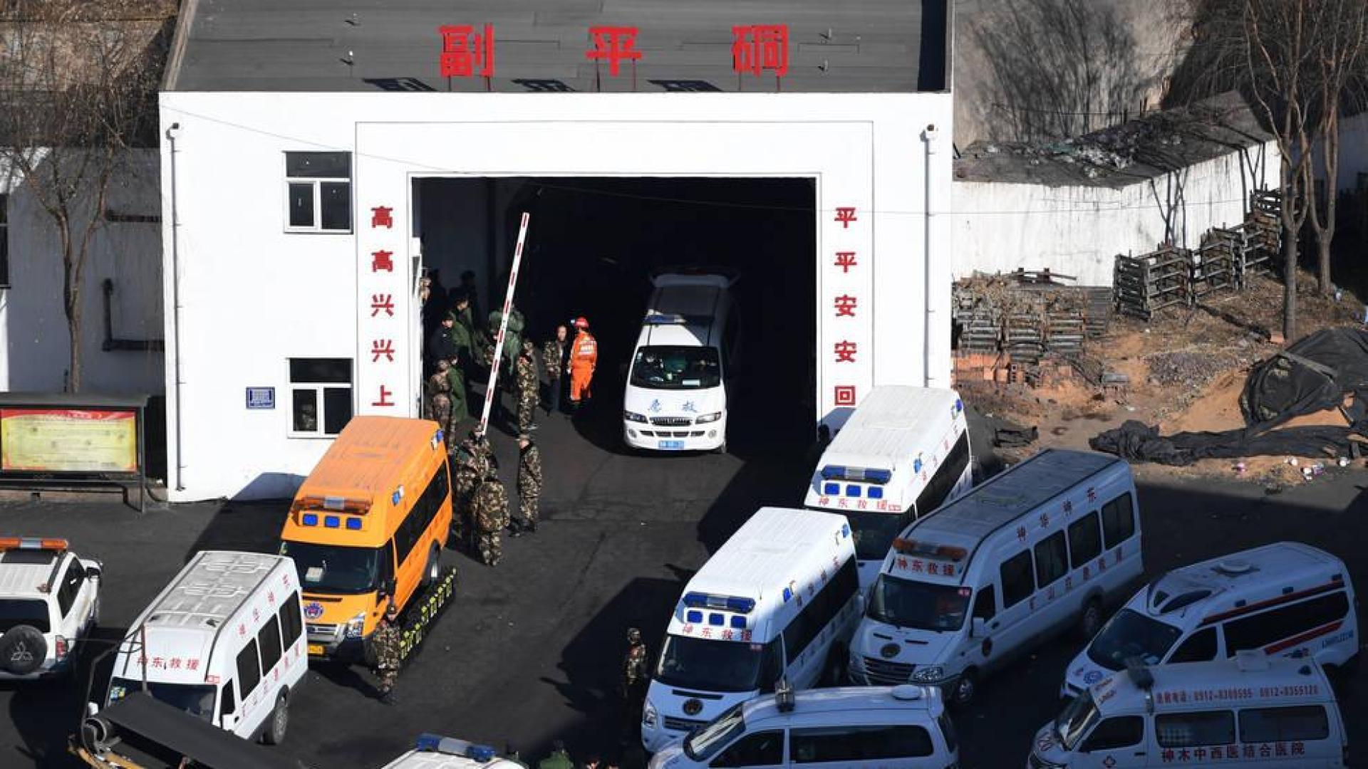 Mueren 21 trabajadores tras derrumbarse una mina de carbón en China