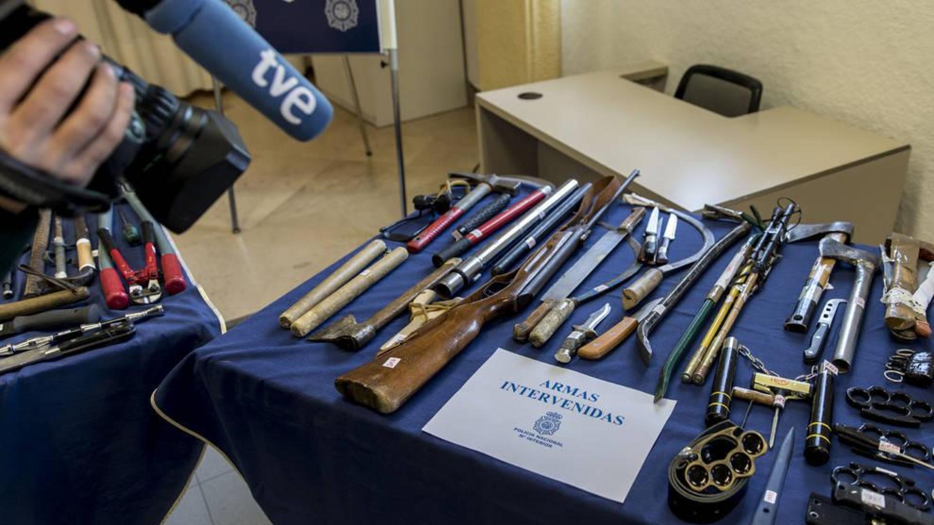 Armas de muy diversa procedencia incautadas en Navarra y expuestas en la comisaría de la Policía Nacional en General Chinchilla, Pamplona.