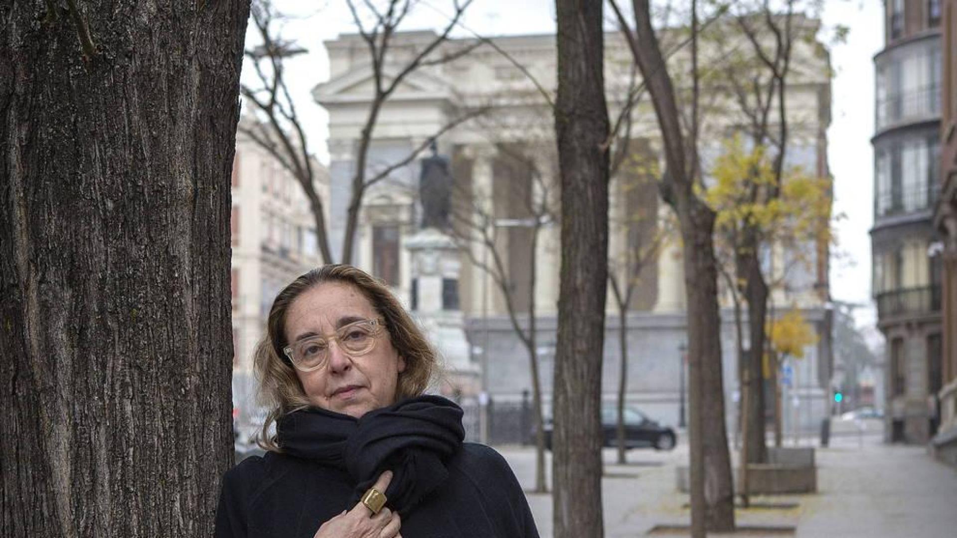 Manuela Mena, posando junto al Casón del Buen Retiro, en el recinto del Museo del Prado.