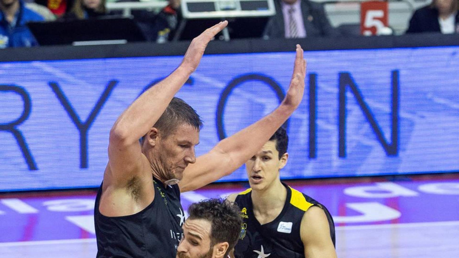 El escolta navarro Álex Urtason es defendido por el pívot Colton Iverson