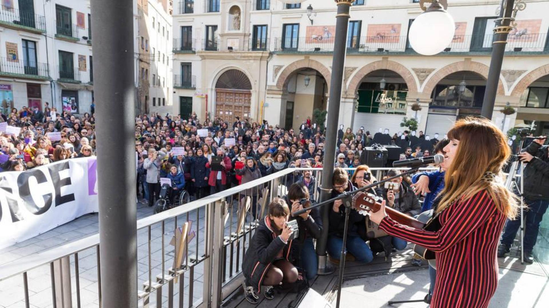Rozalén canta contra la violencia machista en Tudela