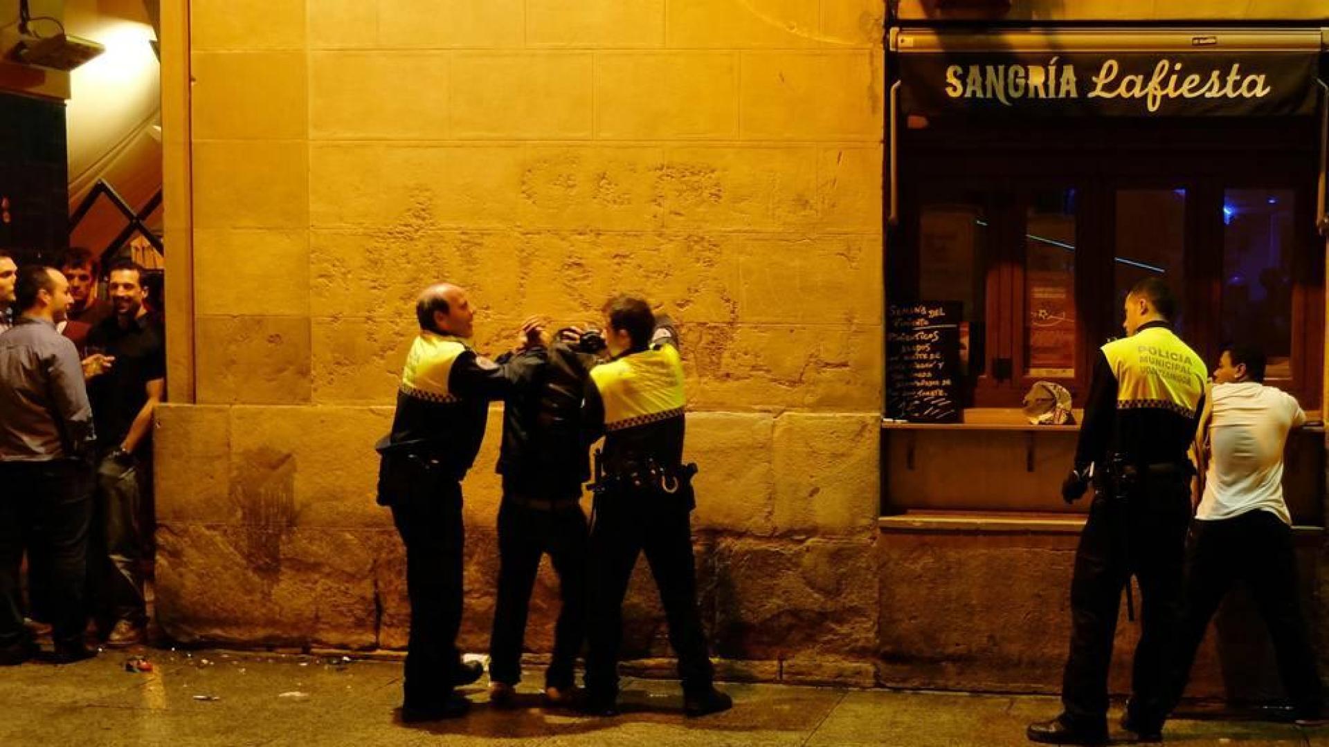 Agentes de Policía Municipal de Pamplona intervienen en una pelea en Pamplona, en una imagen de archivo.
