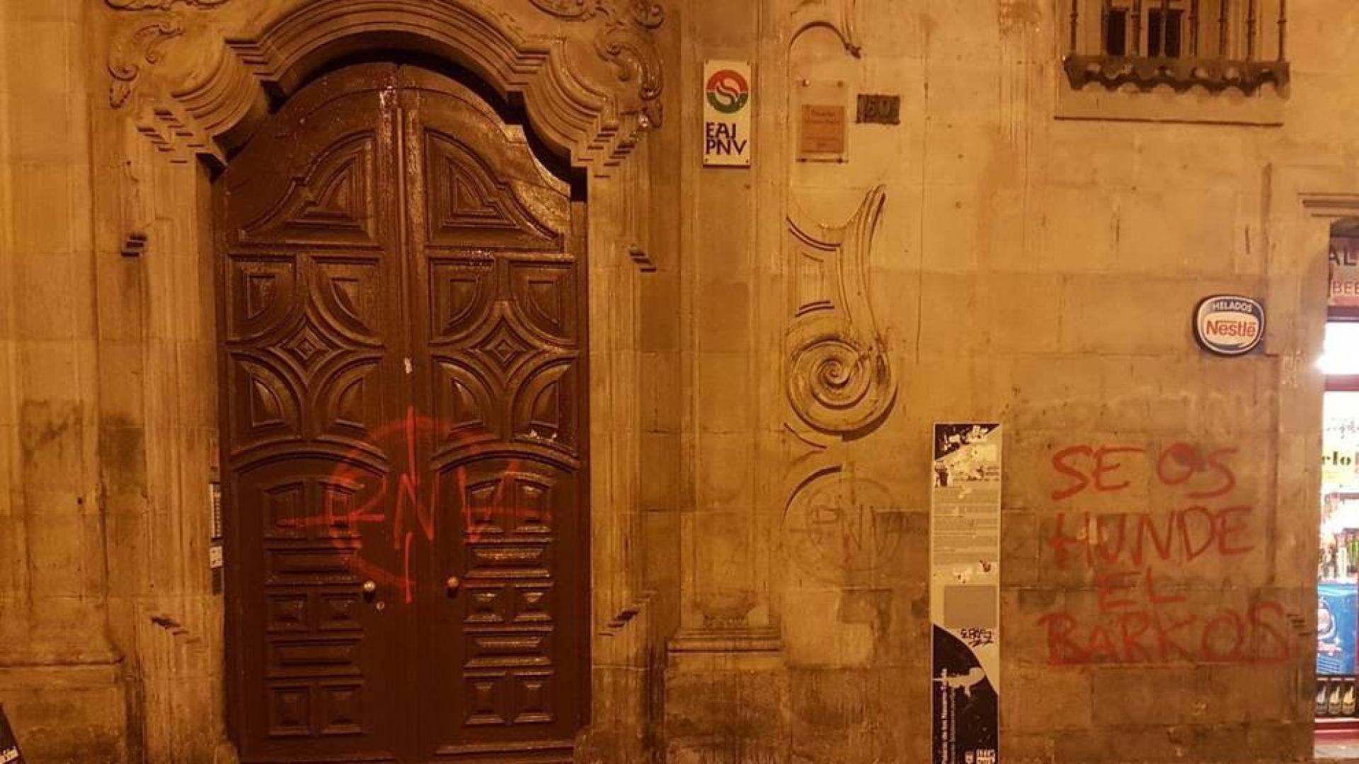 PNV condena las pintadas en su sede de Pamplona tras la actuación Rozalejo