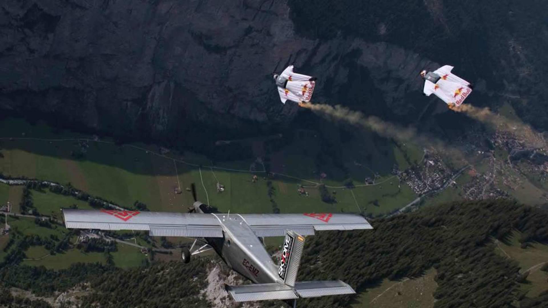 Dos paracaidistas de Red Bull.