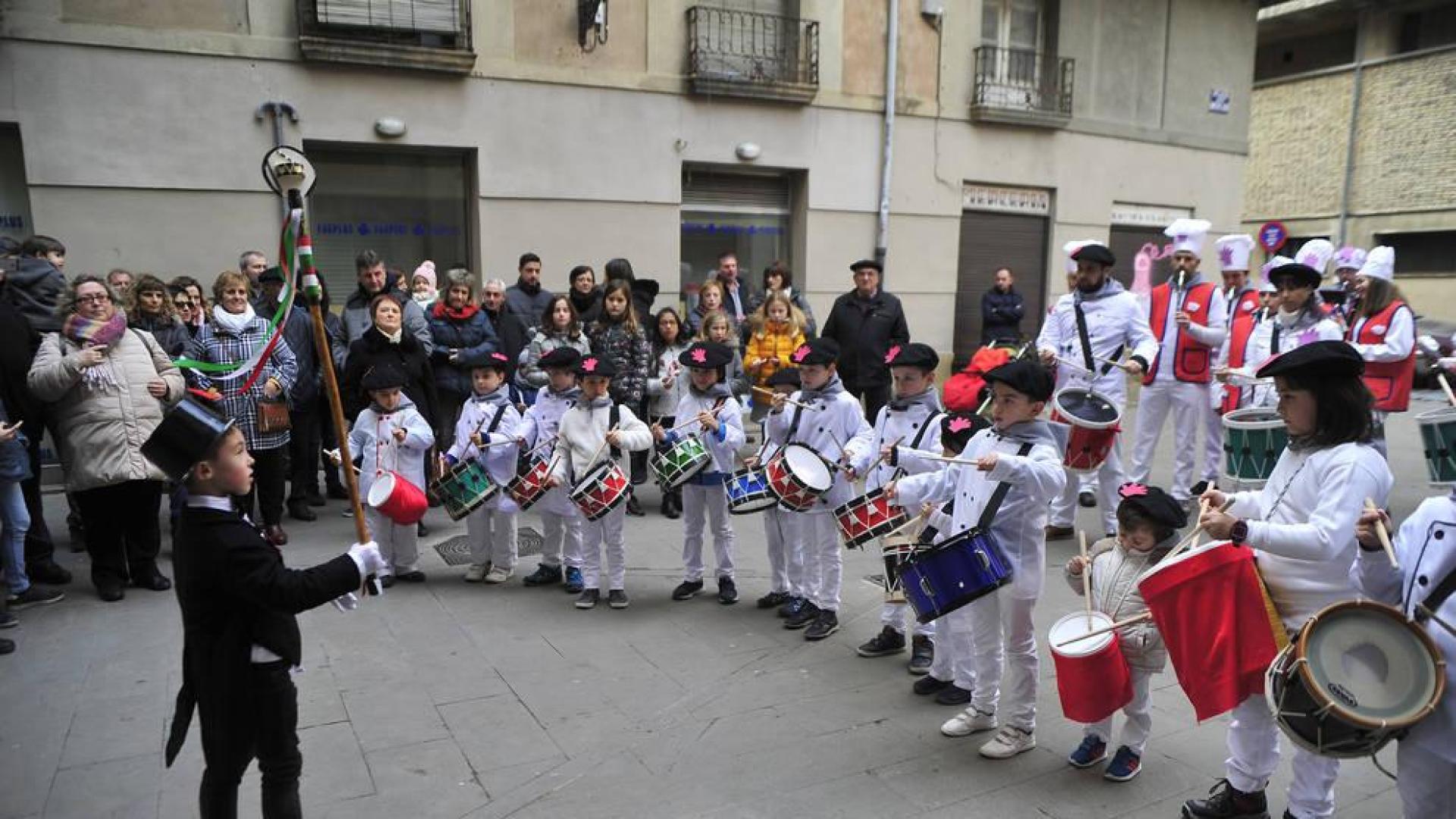 La tamborrada infantil recorrió las calles más céntricas de Tafalla.