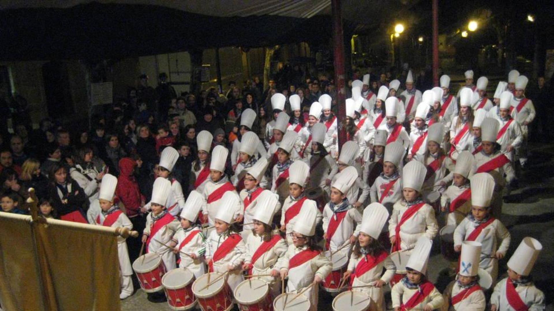 Imagen de la tamborrada de la medianoche con la que Lakuntza saluda la festividad de su patrón.