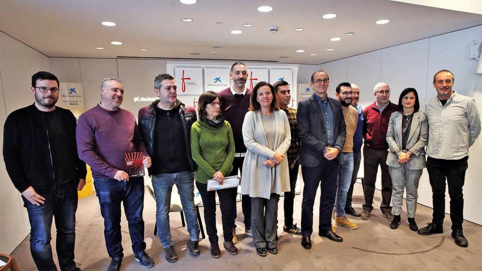 PRESENTACIÓN. De izq. a dcha.: Unai Lako, alcalde de Aoiz; Jesús Ogayar, concejal de Cultura de Beriáin; Pello Gurbindo, concejal de Cultura de Villava; Zutoia Toral, presidenta de la Red de Teatros de Navarra; Gorka García, alcalde de Corella; Ana Díez Fontana, directora de CaixaBank en Navarra; Ibai Antón, concejal de Juventud de Ansoáin; Javier Fernández Valdivielso, director general de Fundación Caja Navarra; Jesús María Rodríguez, alcalde de Ribaforada; Ignacio Gutiérrez, alcalde de Azagra; Francisco Javier Artola, concejal de Cultura de Los Arcos; Raquel Garbayo, alcaldesa de Cintruénigo, y Arturo Goldaracena, alcalde de Tafalla.