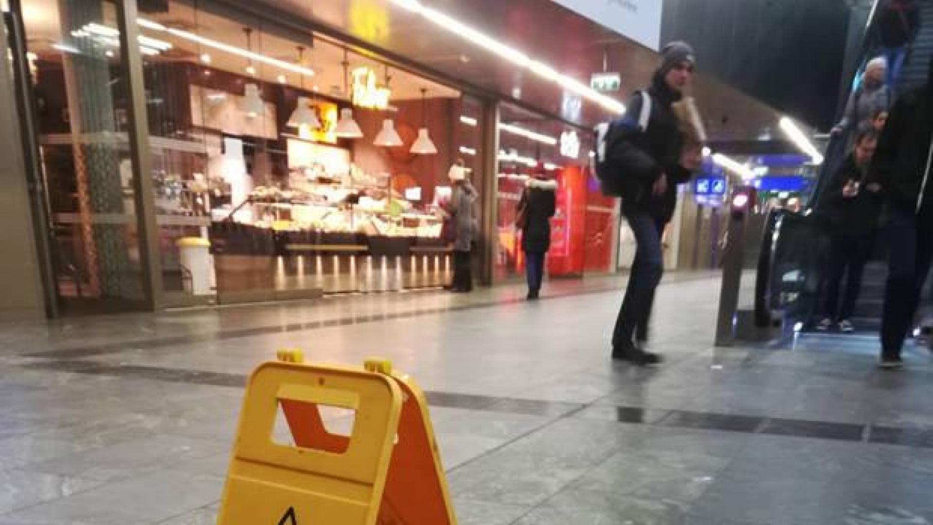 Una vela muestra el lugar del crimen.