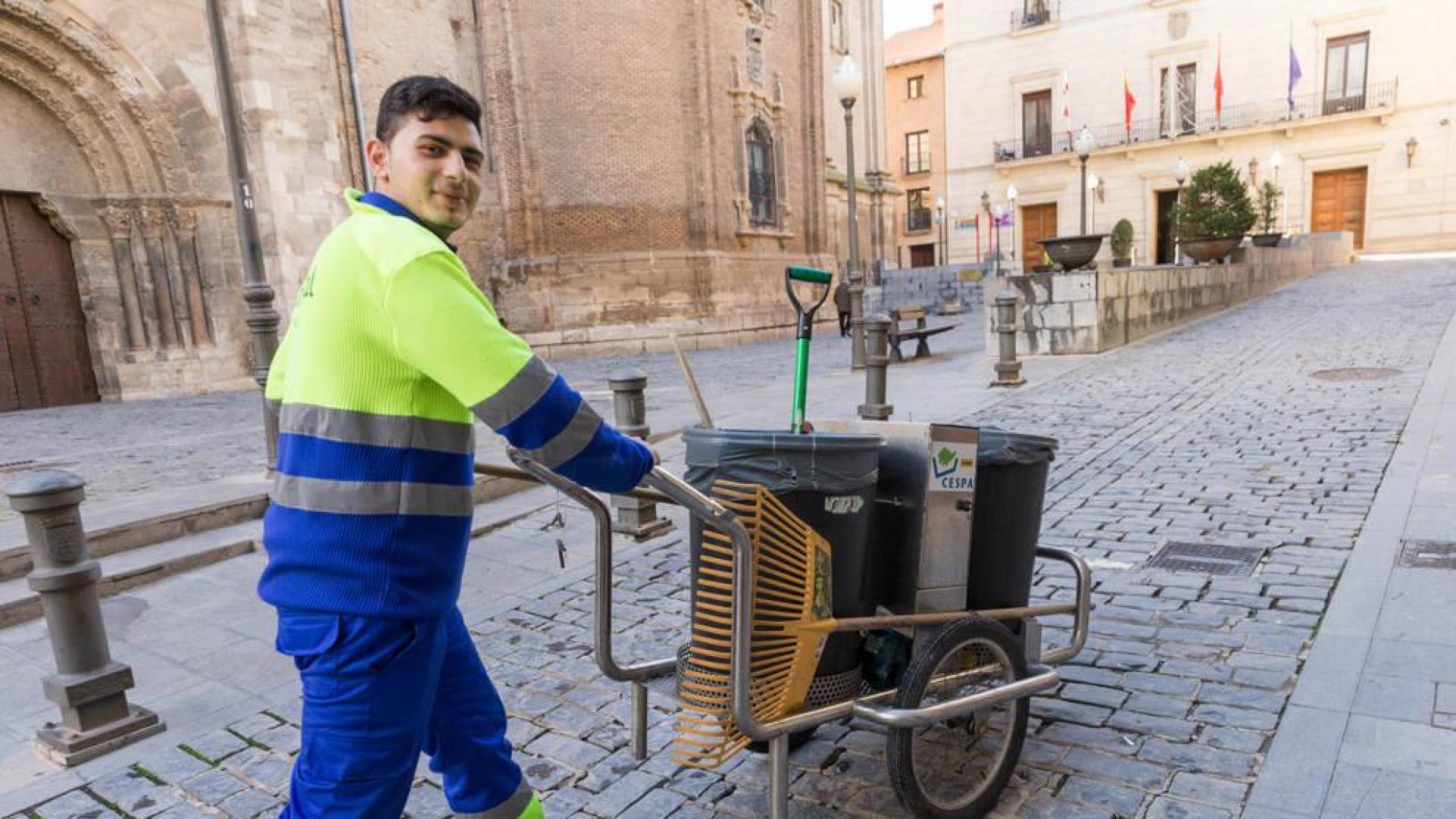 Un miembro del equipo de limpieza de Tudela recorre con su carro la plaza Vieja de la capital ribera.