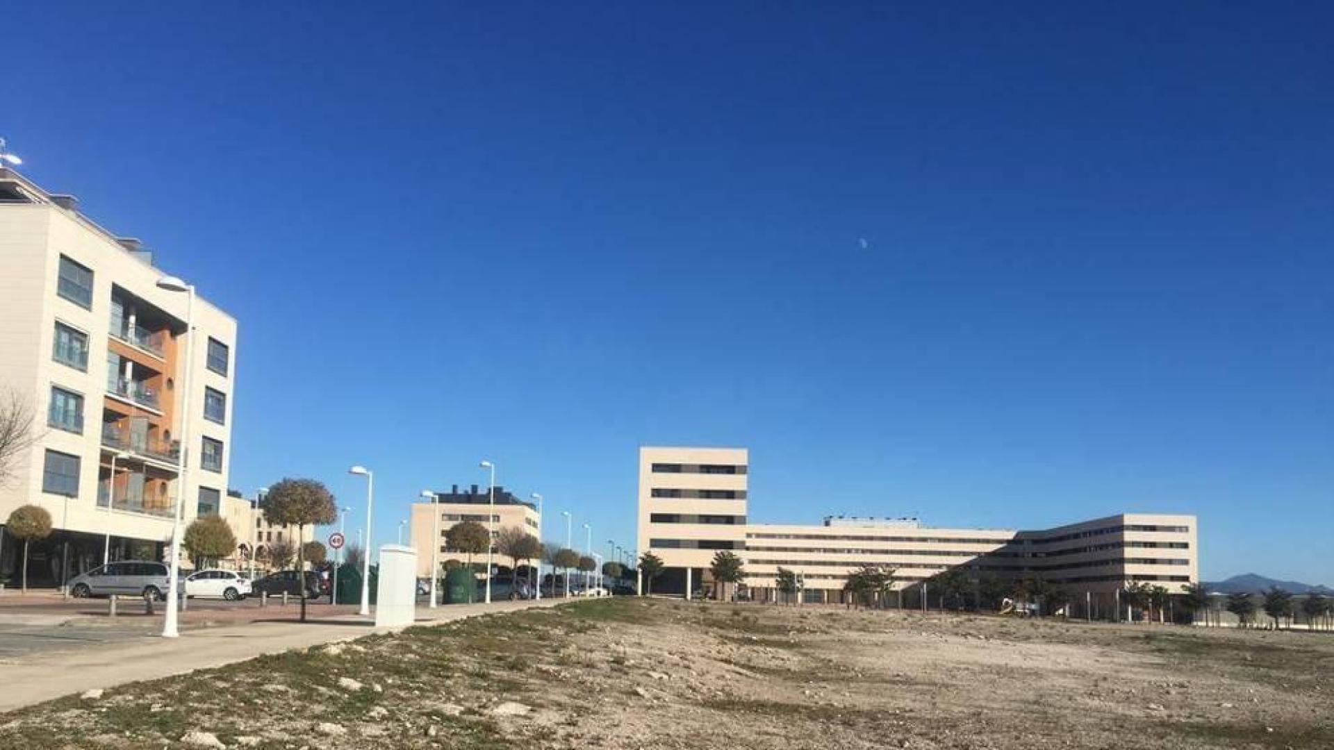 Parcela donde se quiere construir un supermercado, frente a la plaza de la Mujer de Ardoi.