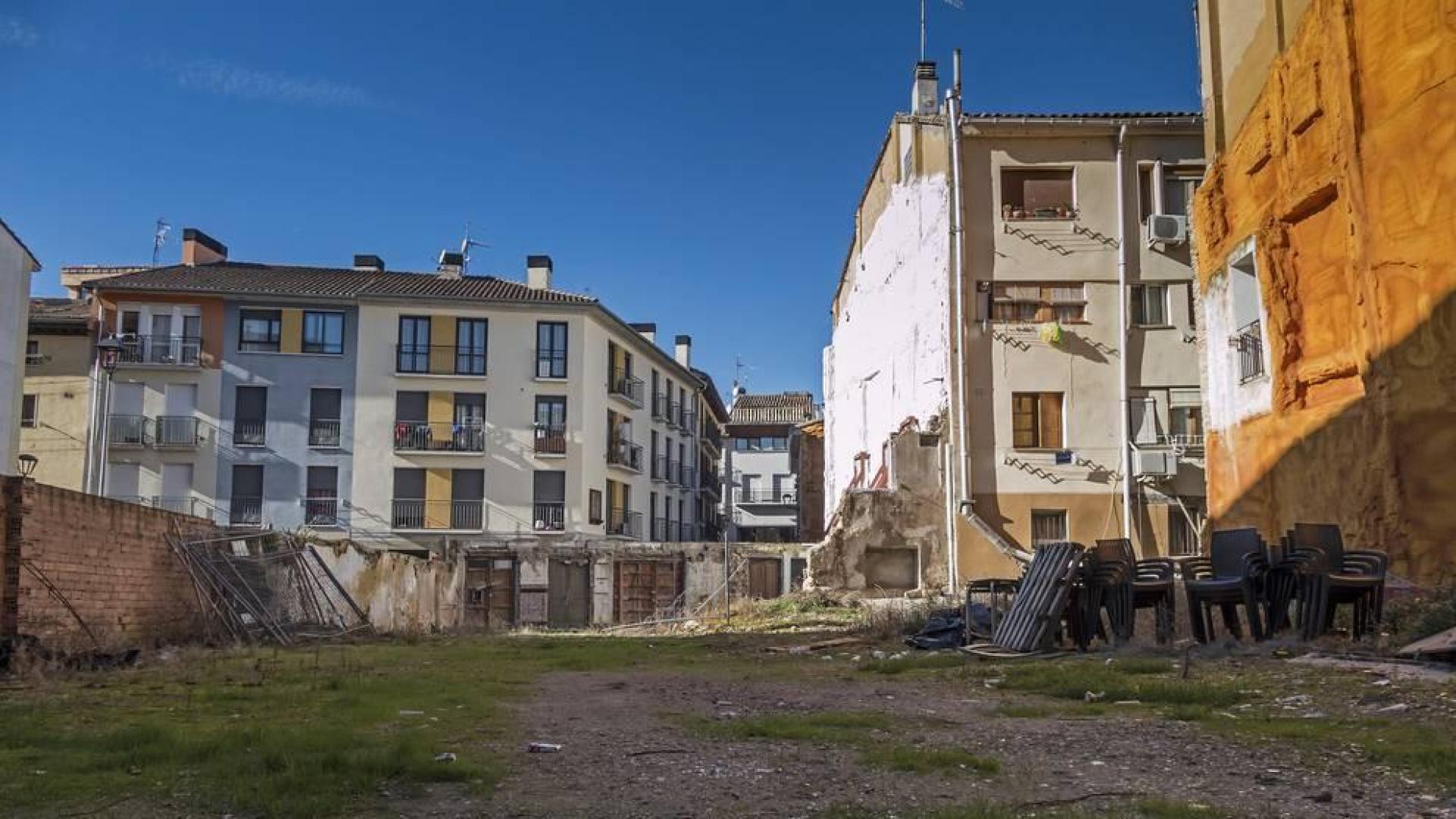 El solar de las calles Navarrería y el Puy cuyo uso público se demora mientras crece su abandono.