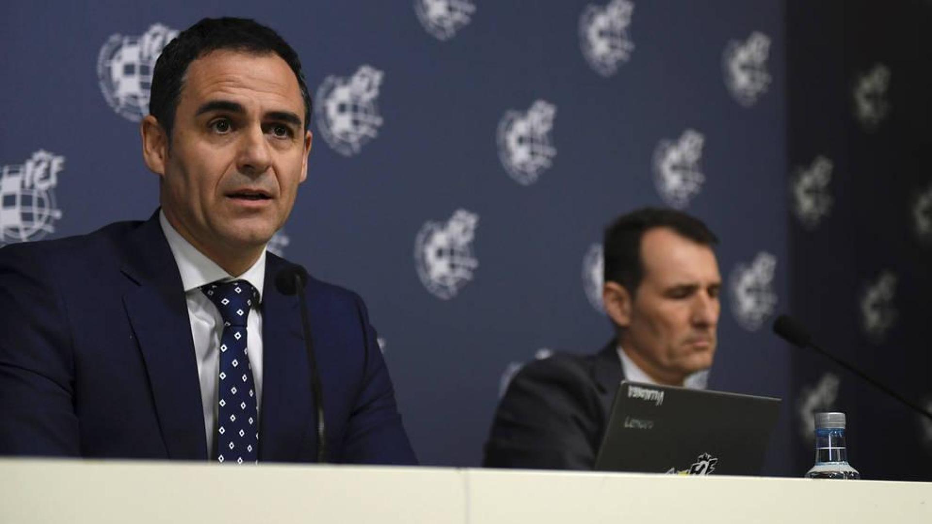 Carlos Clos Gómez y Velasco Carballo, durante la rueda de prensa en la Ciudad del Fútbol para hacer balance de la utilización del VAR.