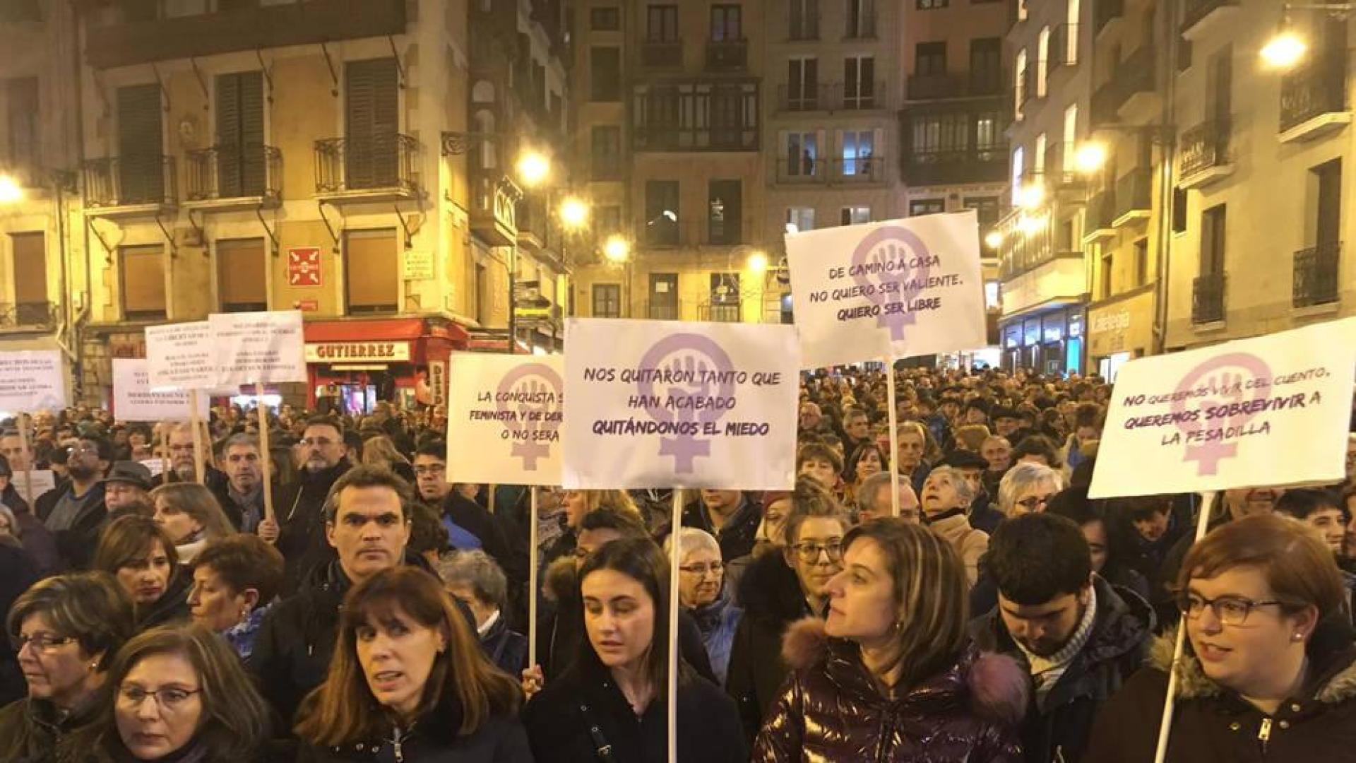 Concentración en Pamplona en defensa de las políticas de igualdad.