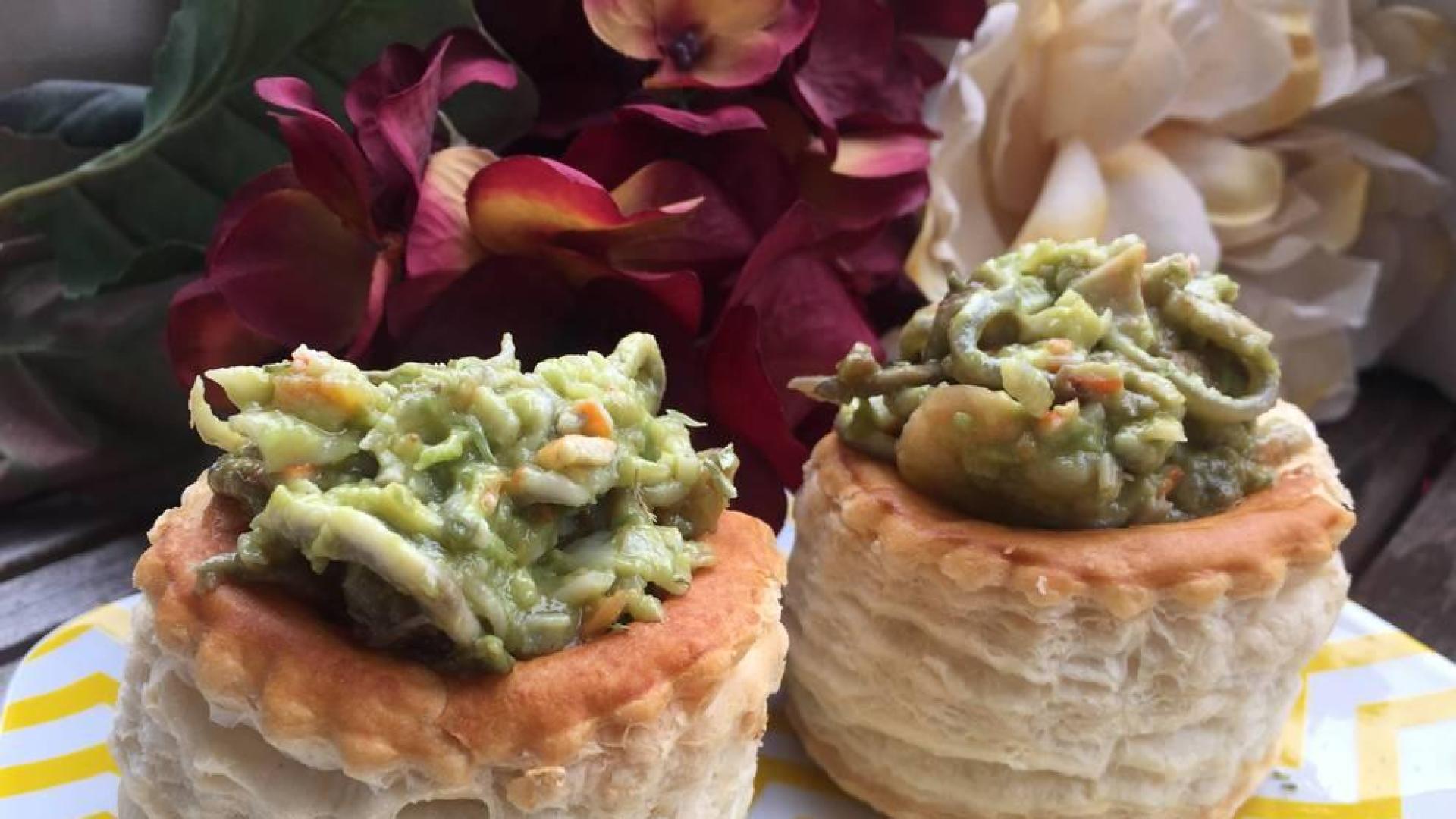 Volovanes rellenos de mousse de aguacate, marisco y verduras.