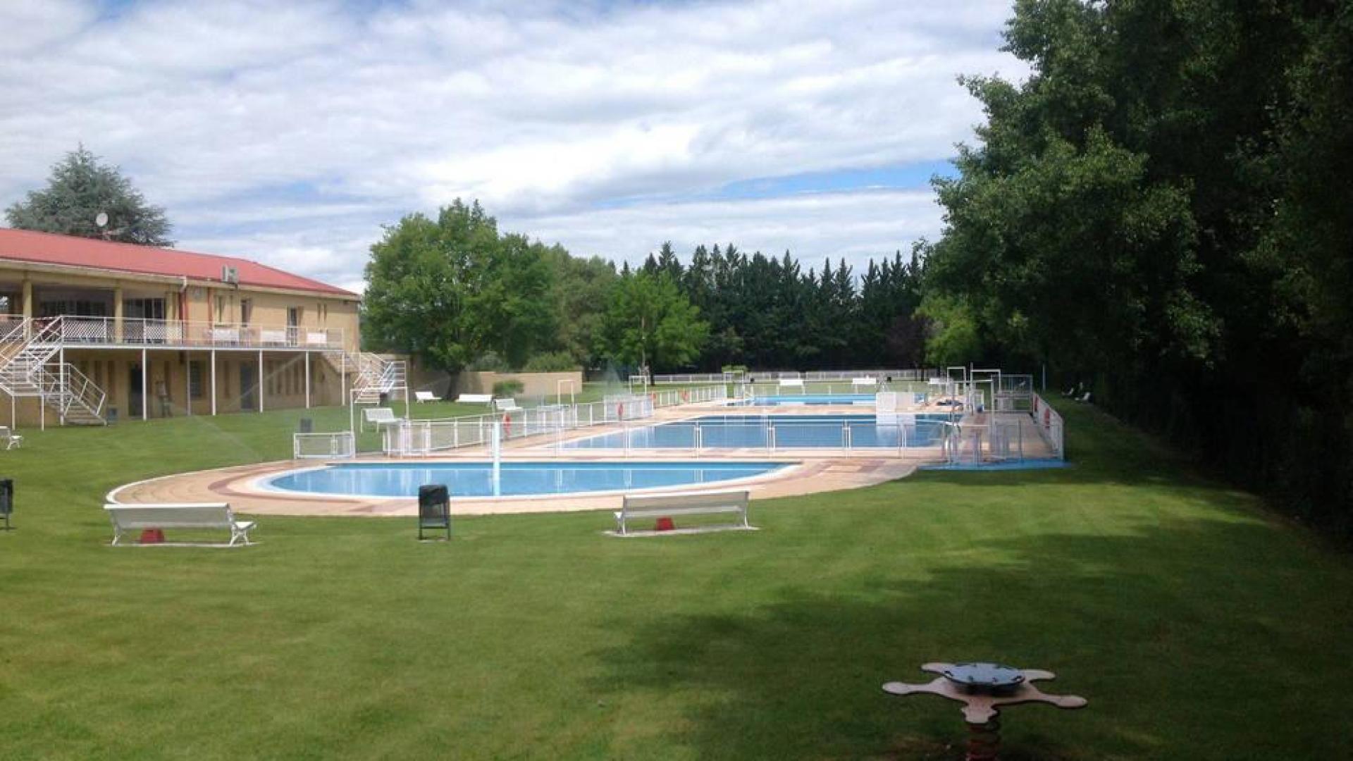 La actual zona deportiva de Cáseda presenta tres piscinas al aire libre, una de ellas de chapoteo, y zona verde.