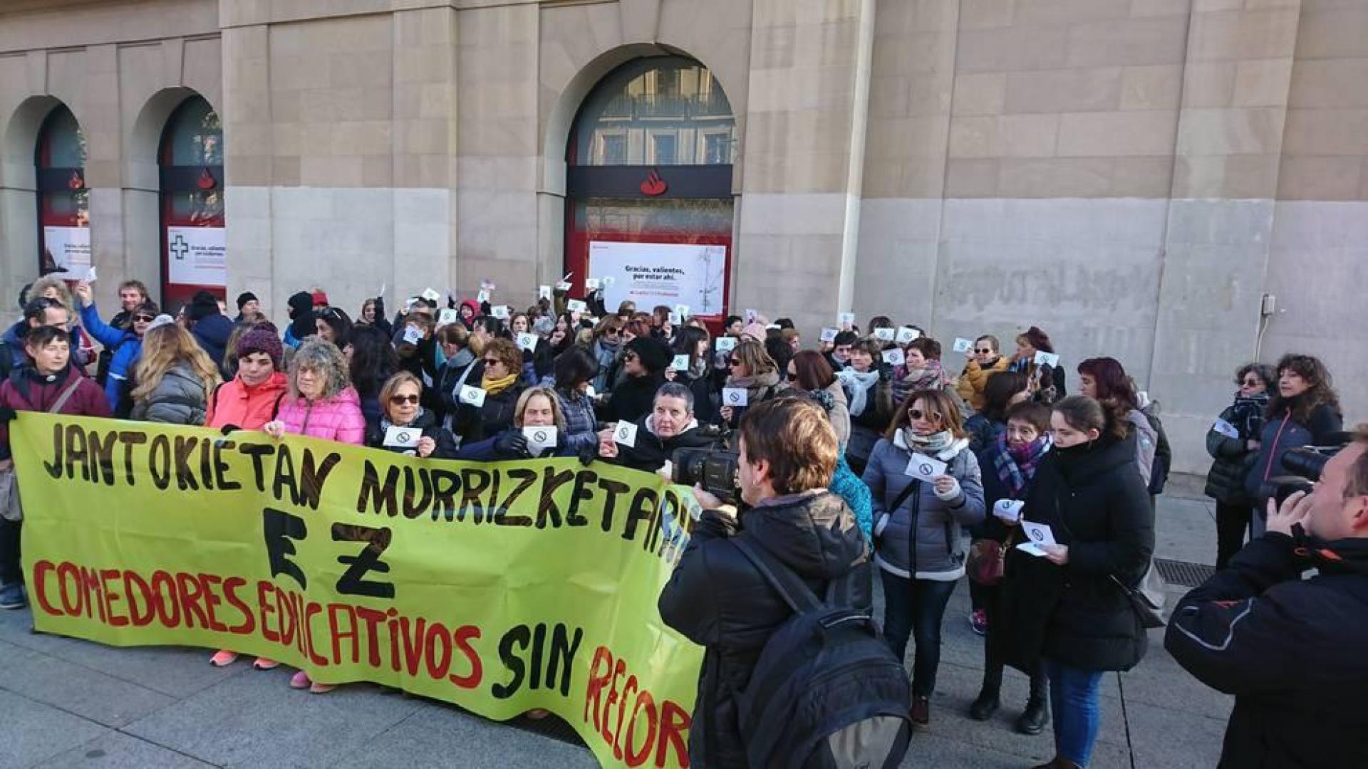 Cerca de un centenar de trabajadoras de comedores escolares protestaron contra los recortes este miércoles frente al Palacio de Navarra.