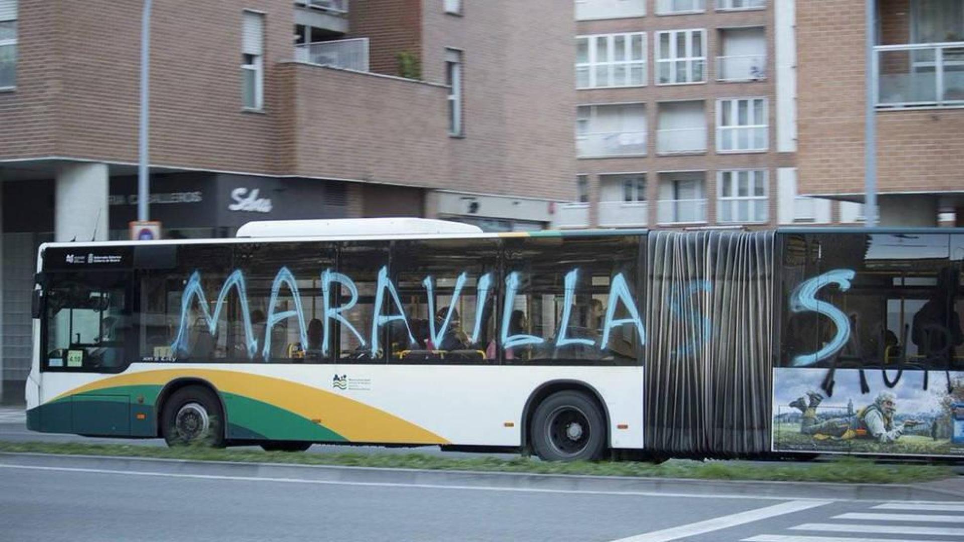 El autobús, poco después del ataque el martes por la mañana, en la avenida de Pamplona.