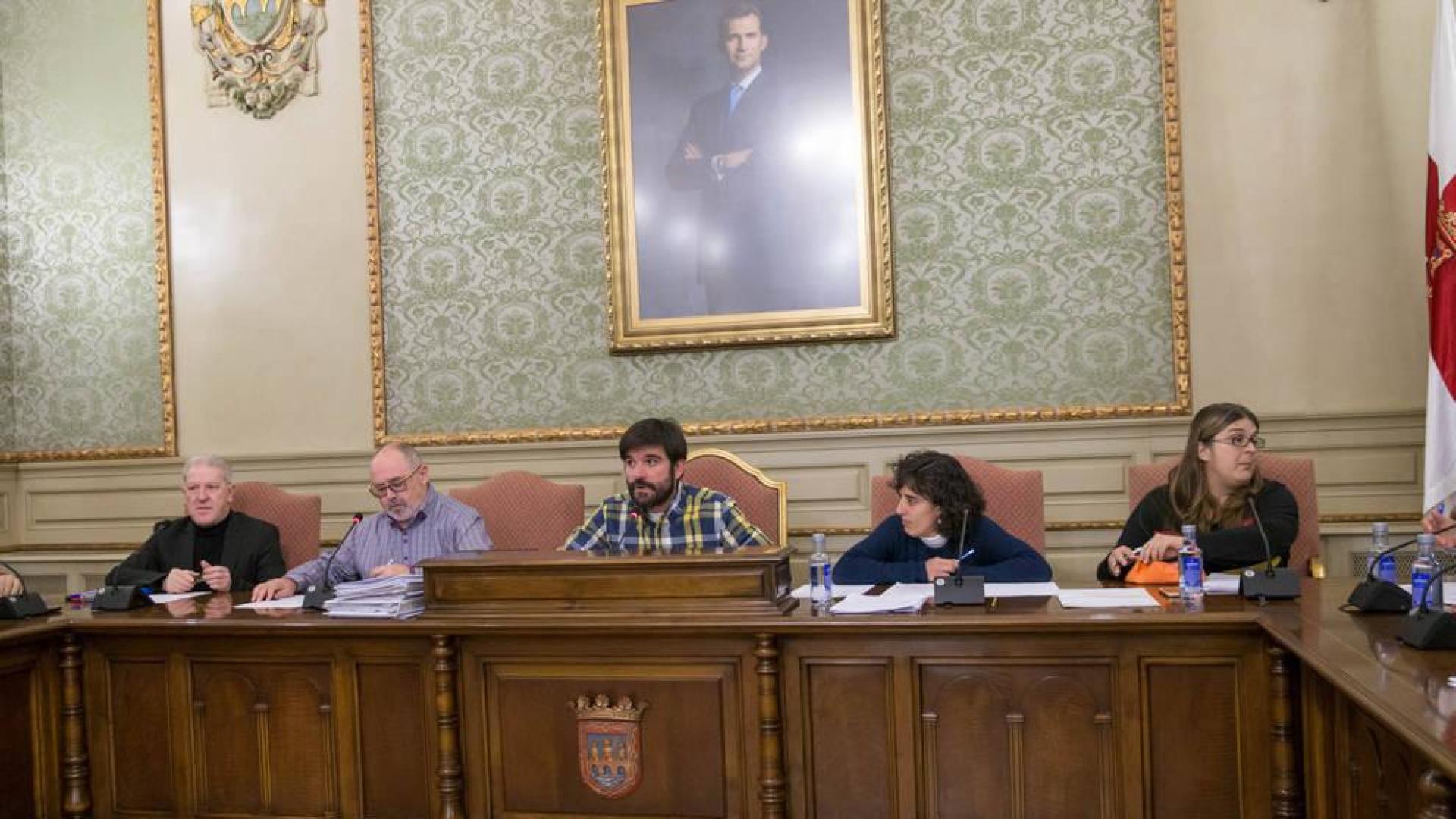 Larrarte, a la izda., y las ediles de I-E Marisa Marqués y Olga Risueño.