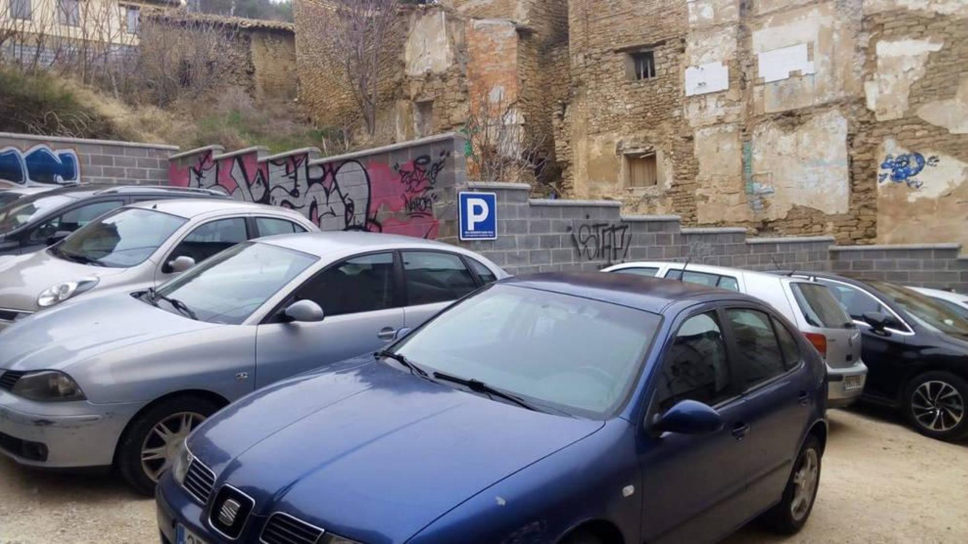 Imagen del estacionamiento y del muro que se prevé embellecer.