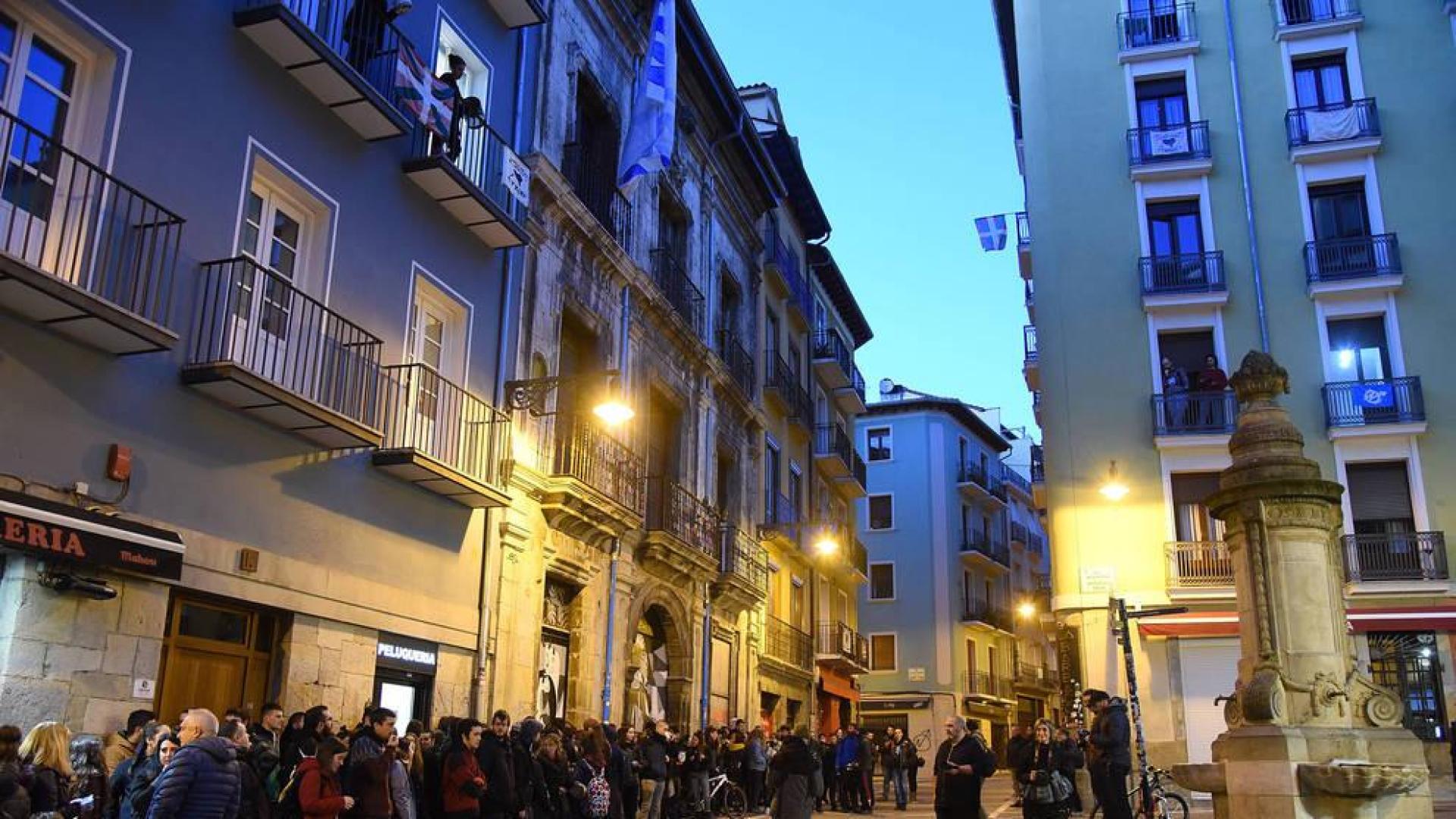 Unas 150 personas protestan con cacerolas en Rozalejo