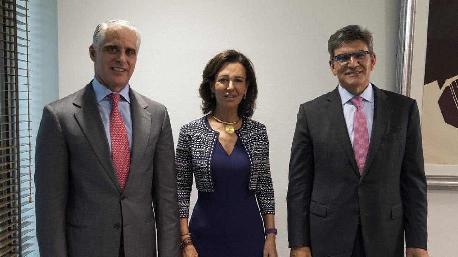 Andrea Orcel, a la izquierda, junto a Ana Botín, presidenta ejecutiva del Santander, y José Antonio Álvarez.