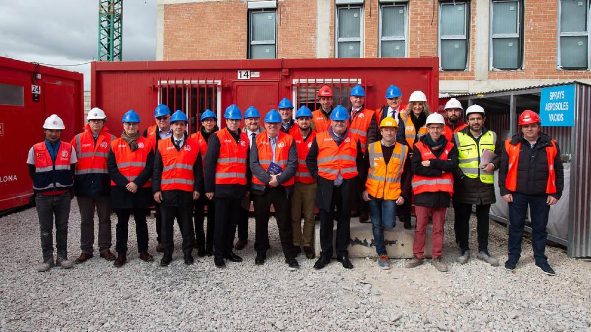 Foto de grupo de los participantes en la visita al edificio en construcción de Mutilva
