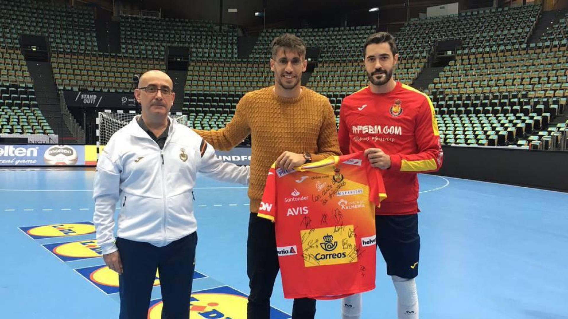 El navarro Javi Martínez visita a la selección española en Múnich