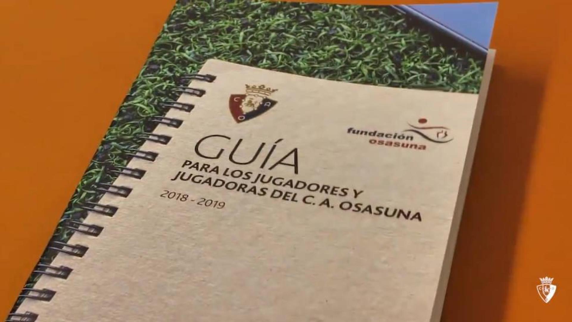 Osasuna reparte a sus canteranos una guía con información del club
